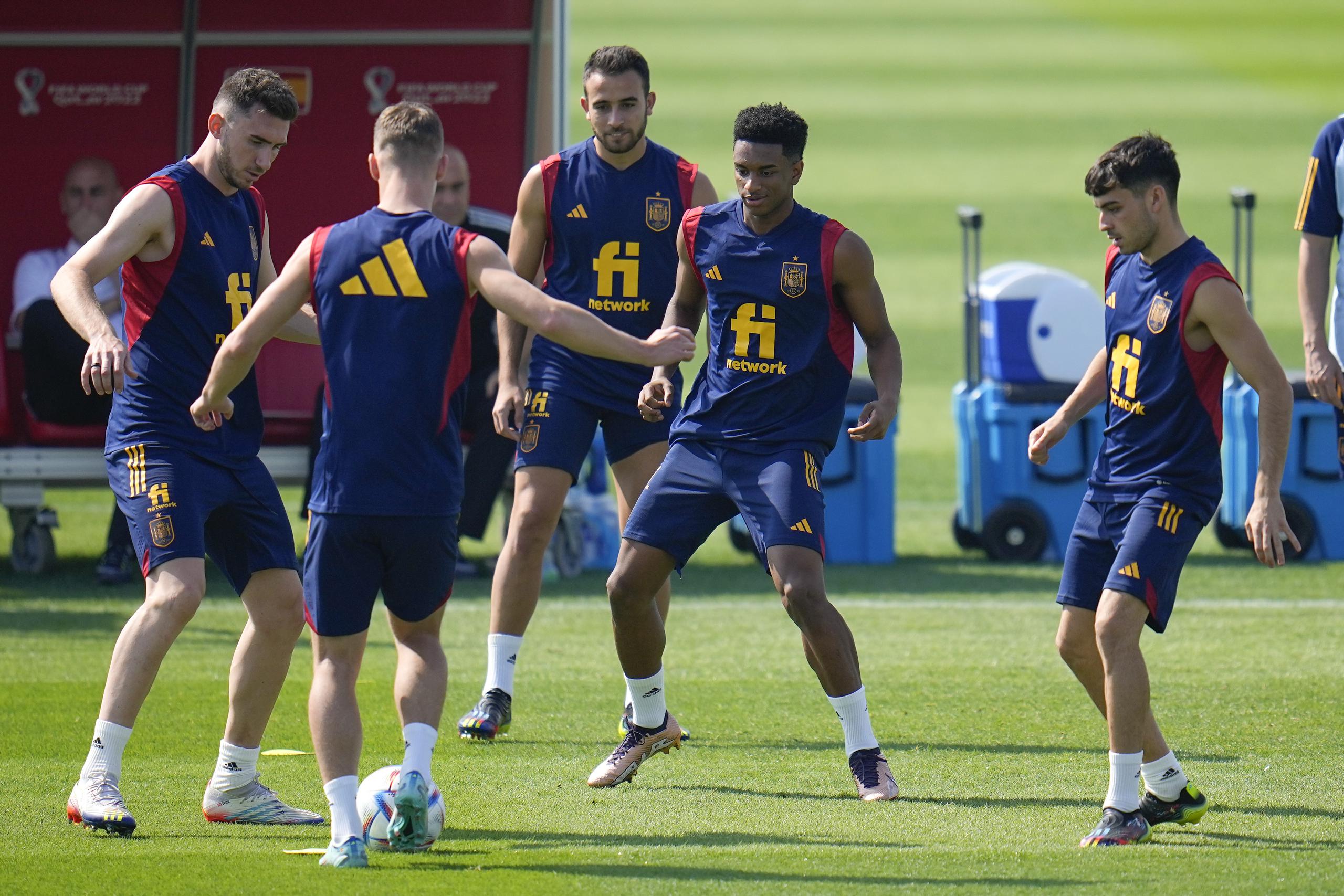 Los jugadores de España se ejercitan durante una sesión de entrenamiento en la Universidad de Qatar, en Doha, Qatar, el lunes 21 de noviembre de 2022. España disputará su primer partido por el Grupo E de la Copa del Mundo contra Costa Rica, el 23 de noviembre. (Foto AP/ Julio Cortés)
