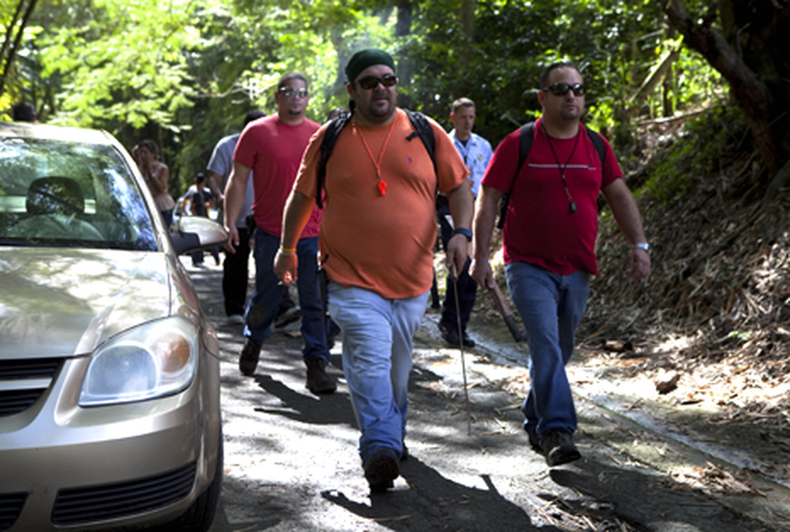 Amistades de Gómez Saladín se adentraron en la maleza cerca del área en que encontraron la guagua Toyota Matrix en un intento por encontrar a su amigo con vida. (Alberto Bartolome / GFR Media)