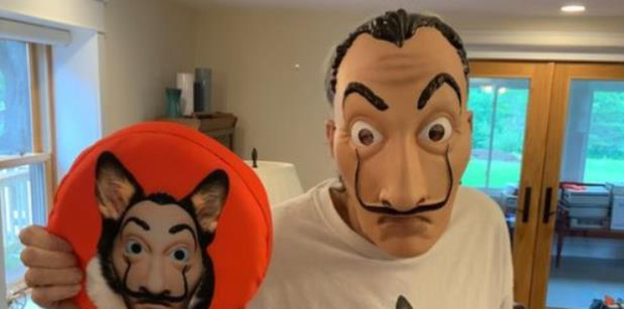 King, maestro de la ficción, no dudó en ponerse la máscara de Dalí que usan los miembros de la banda. (Twitter)