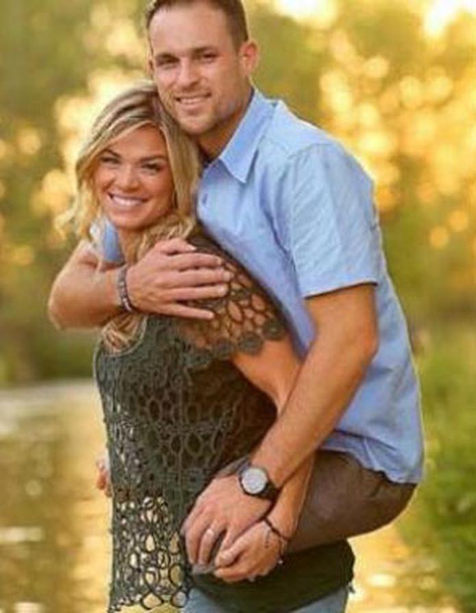 Imagen De Mujer Que Carga A Su Marido Sin Piernas Recorre El Mundo Primera Hora
