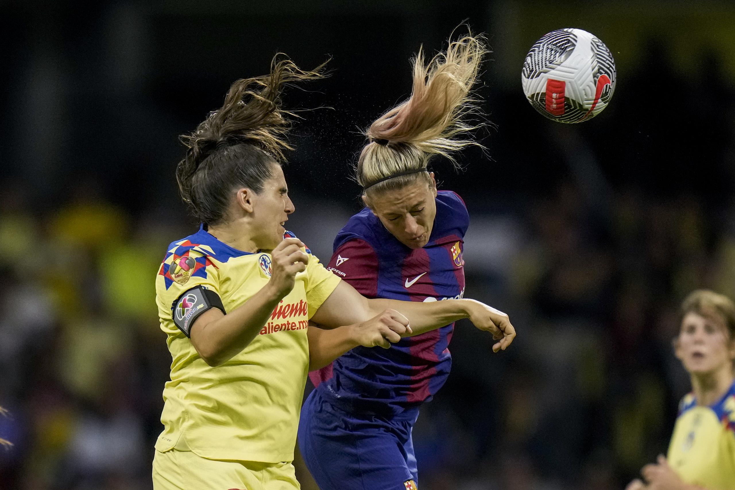Andrea Pereira (izquierda), del América femenino, pelea por el balón con Alexia Putellas, del Barcelona, durante un encuentro amistoso en el Estadio Azteca el martes 29 de agosto del 2023.