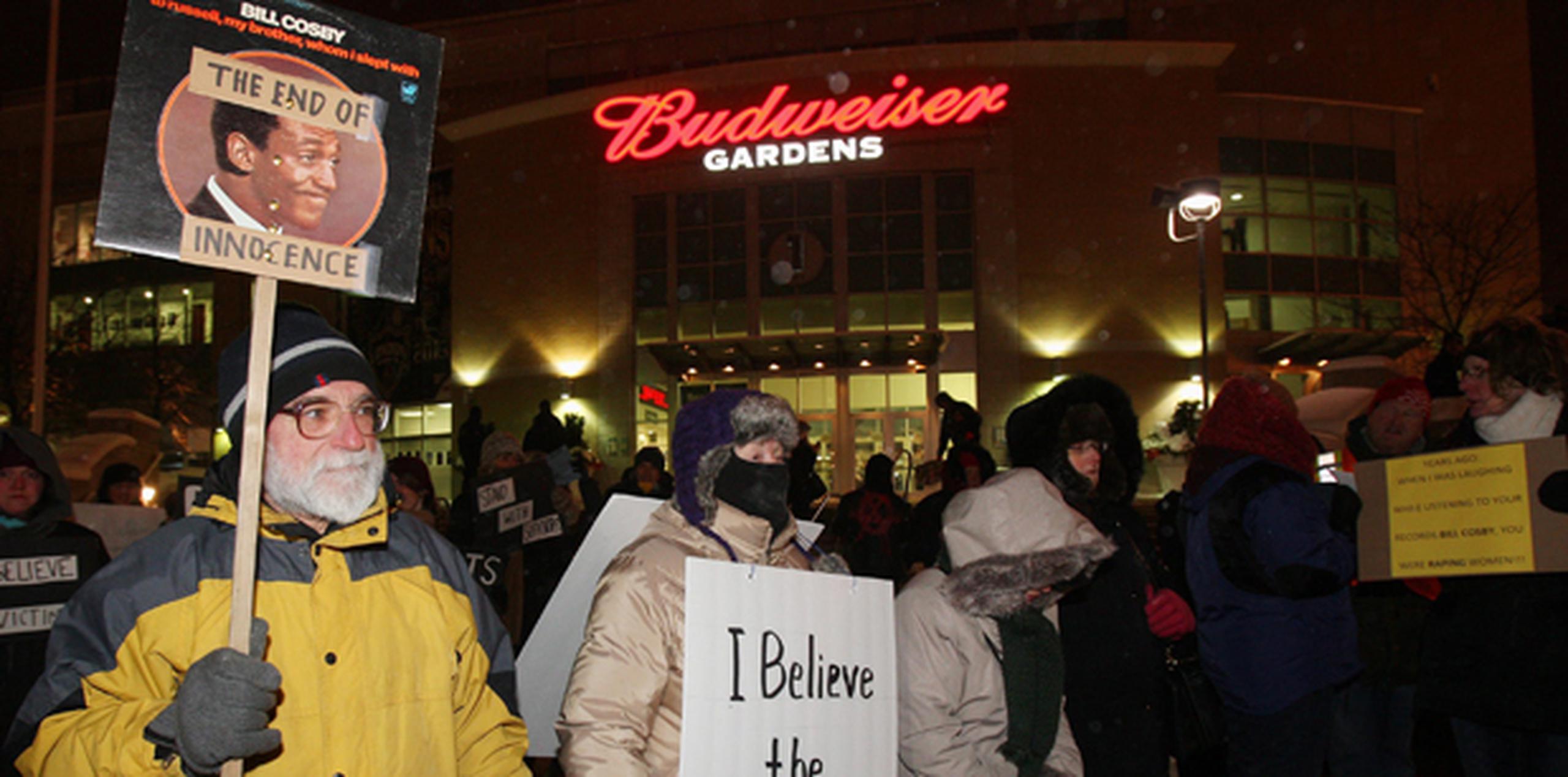 Decenas de manifestantes se dieron cita a las afueras del Budweiser Gardens, en Canadá, donde Cosby se presentaba. Cargaban pancartas con mensajes como "la violación no es un chiste" y "yo le creo a las mujeres". (AP)