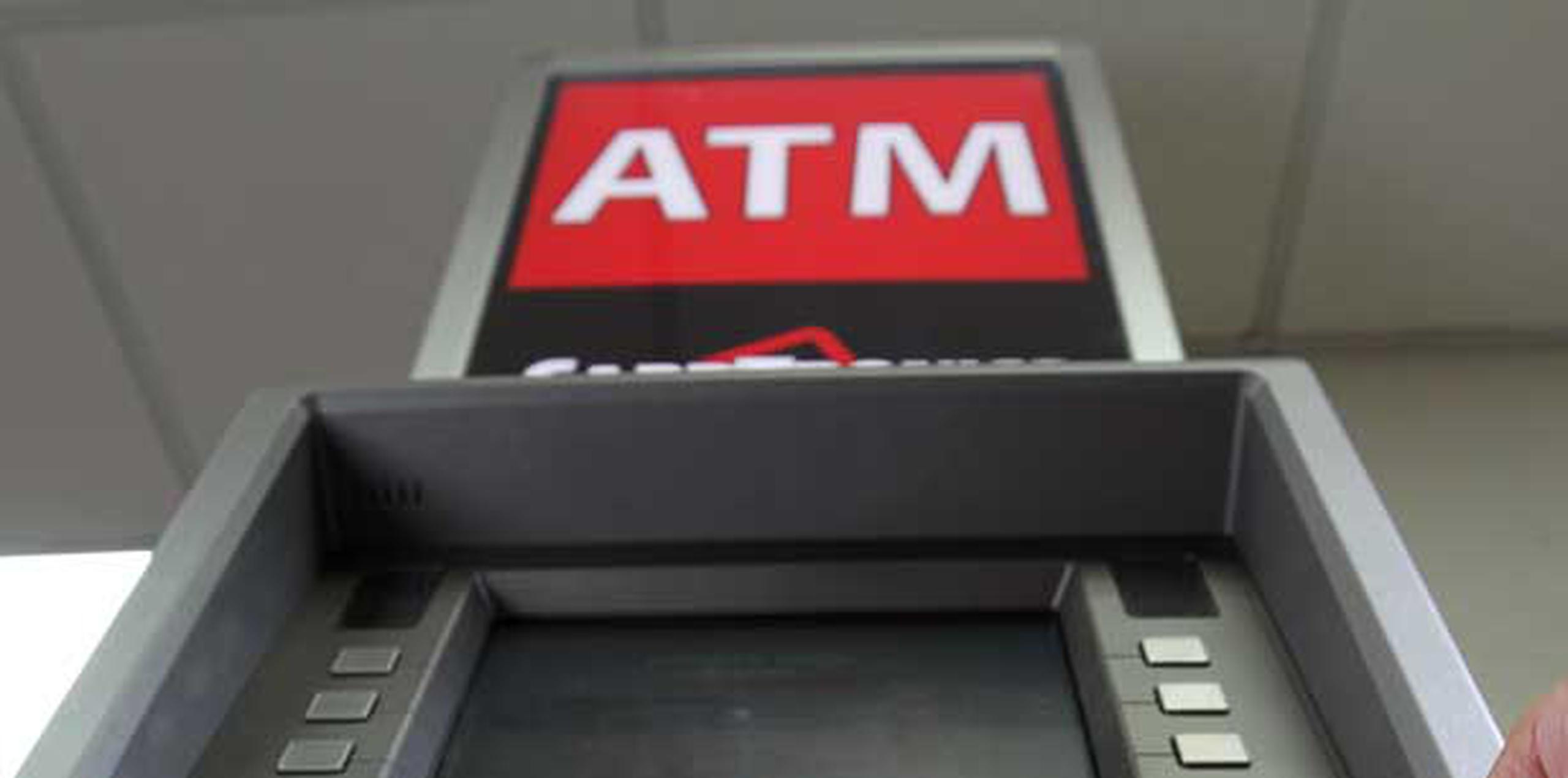 La Policía indicó que aún se desconoce cuánto dinero tenía la máquina de ATM ubicada en el centro comercial. (Archivo)