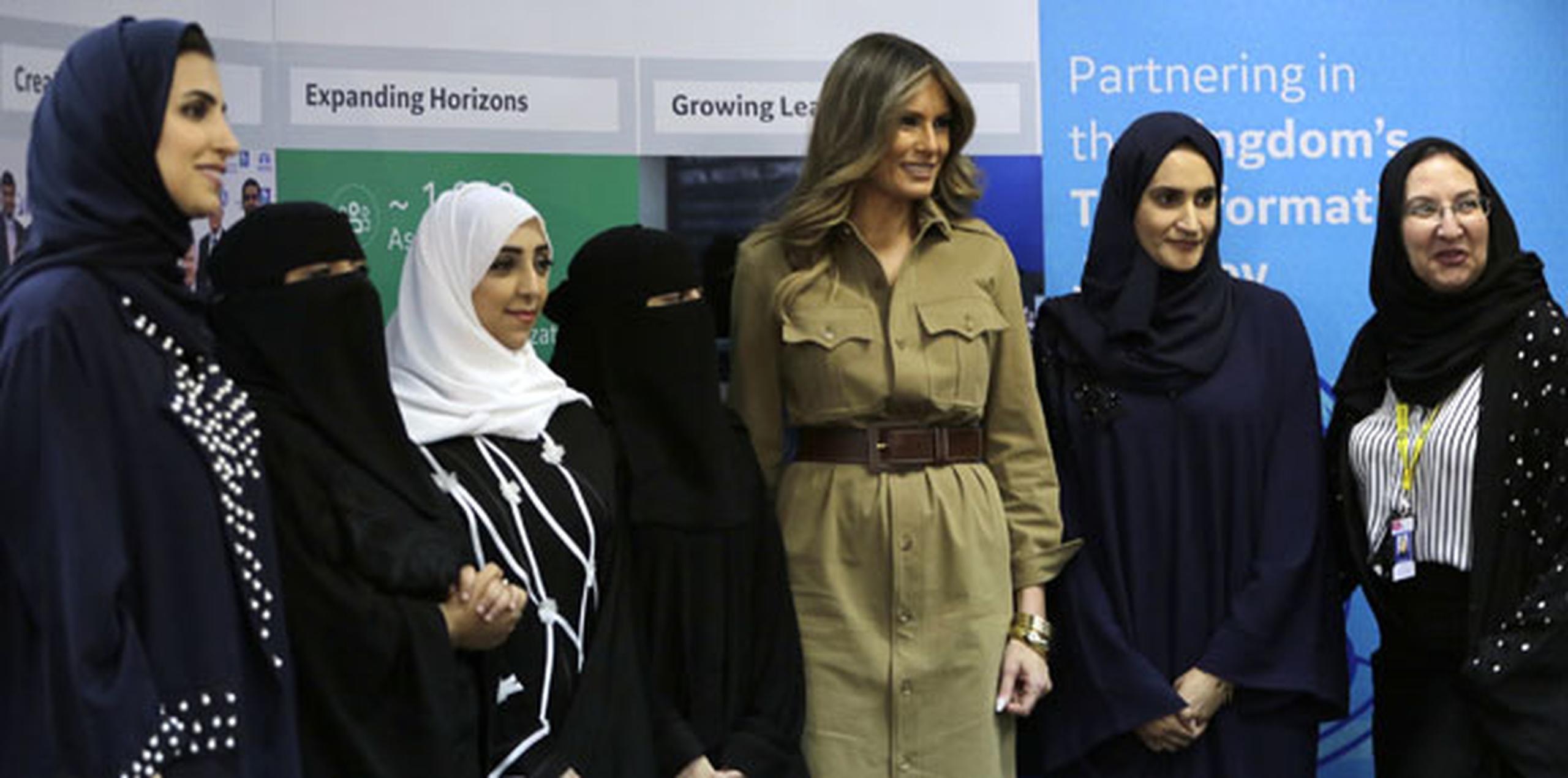 El estricto código de vestimenta en Arabia Saudí dicta que las saudíes y la mayoría de las visitantes mujeres deben usar en público una túnica negra holgada llamada abaya. (AP)