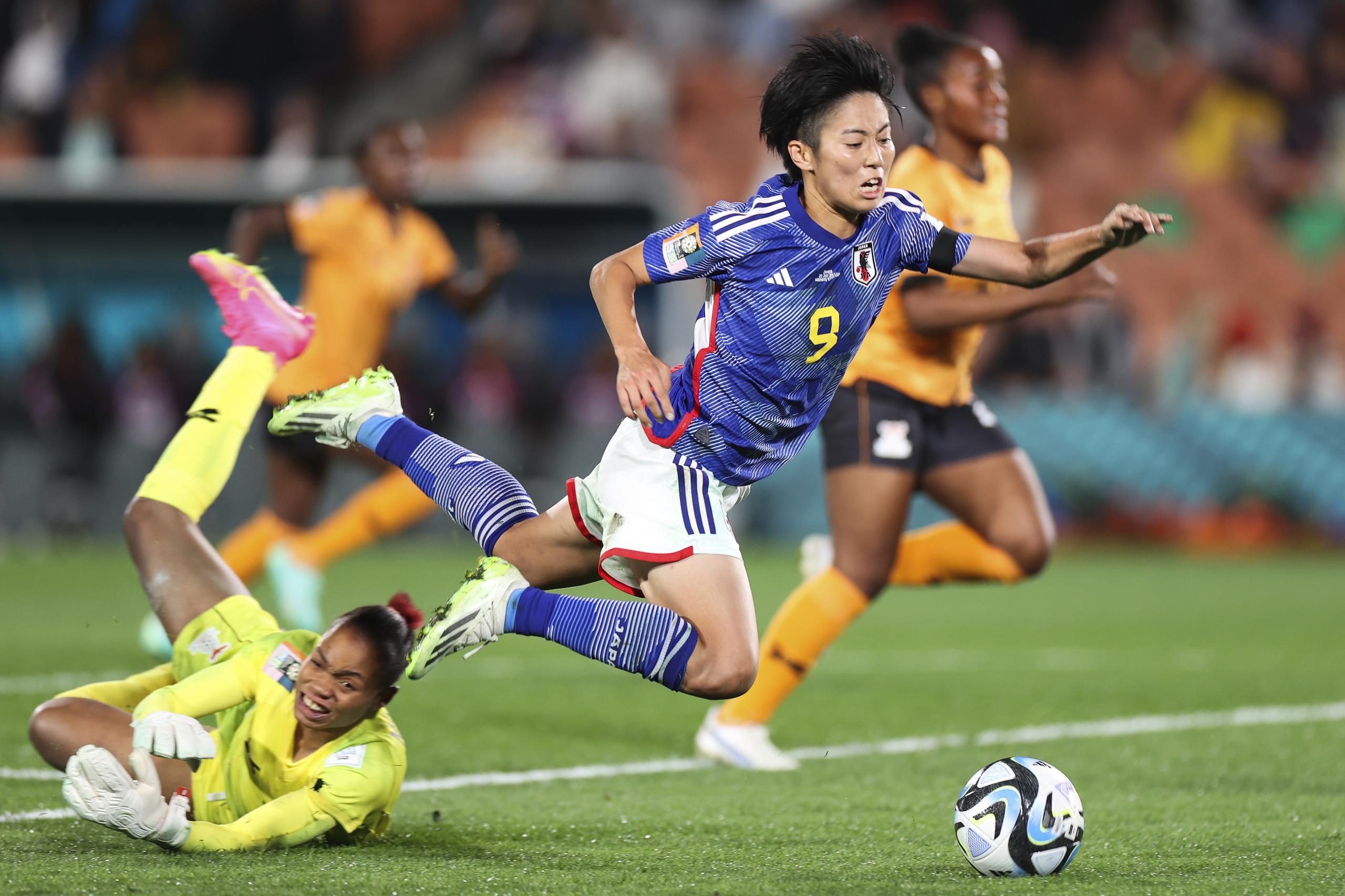 La japonesa Riko Ueki (derecha) recibe una falta de la portera de Zambia, Catherine Musonda, durante el partido del Grupo C.