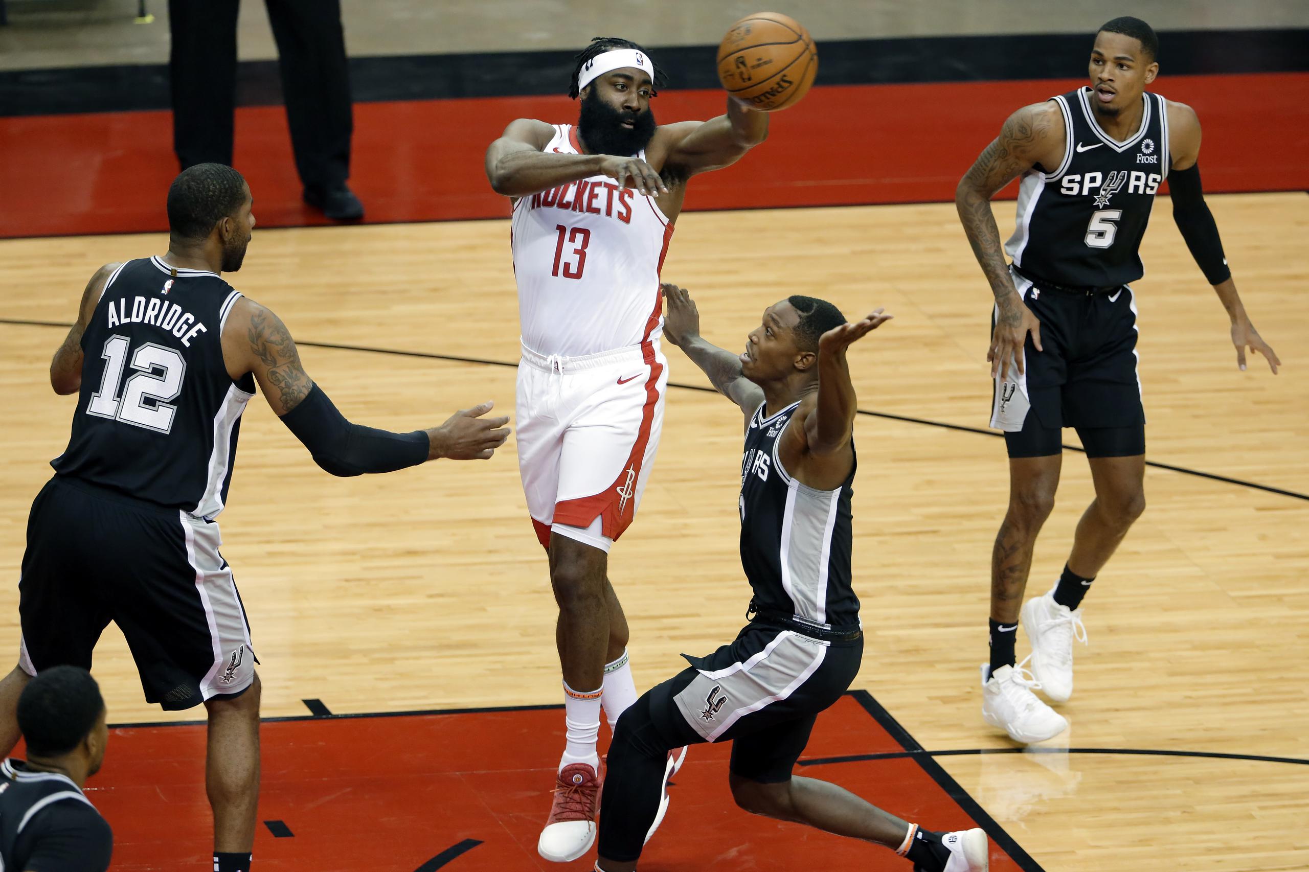 James Harden realiza un pase de balón durante el partido de pretemporada entre los Rockets de Houston y los Spurs de San Antonio.