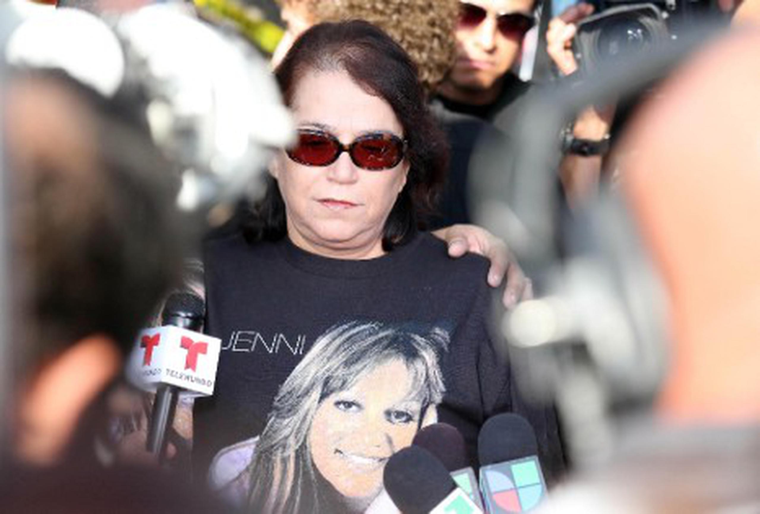 Rosa Rivera, madre de la cantante méxico-estadounidense Jenni Rivera, habla con periodistas afuera de su casa en Lakewood, California. (EFE/Armando Arorizo)