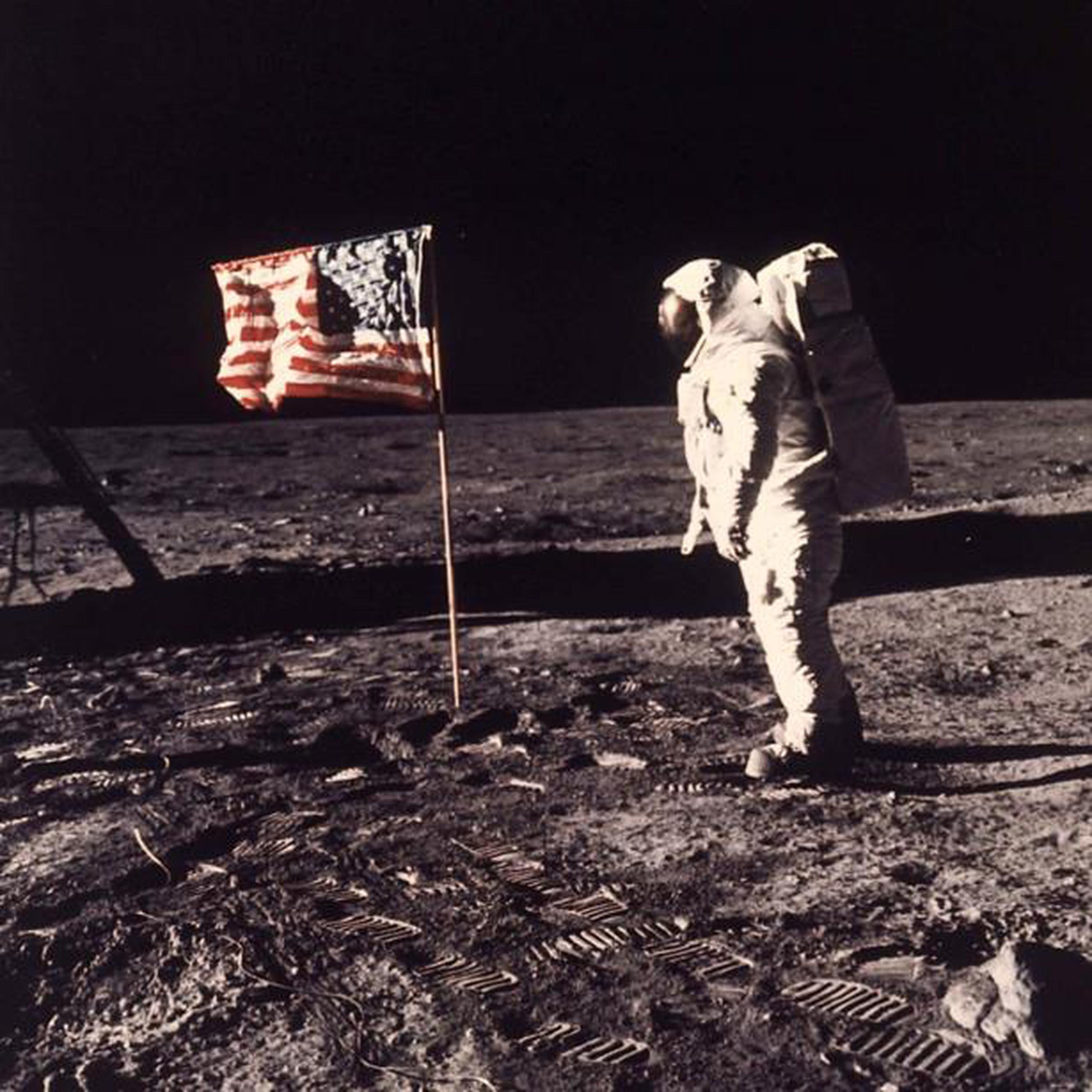 De Apolo 11, la muestra exhibirá imágenes estereoscópicas tomadas por los astronautas de esta misión Neil Armstrong y Buzz Aldrin de más de 19 centímetros cuadrados de la superficie lunar. (AP)