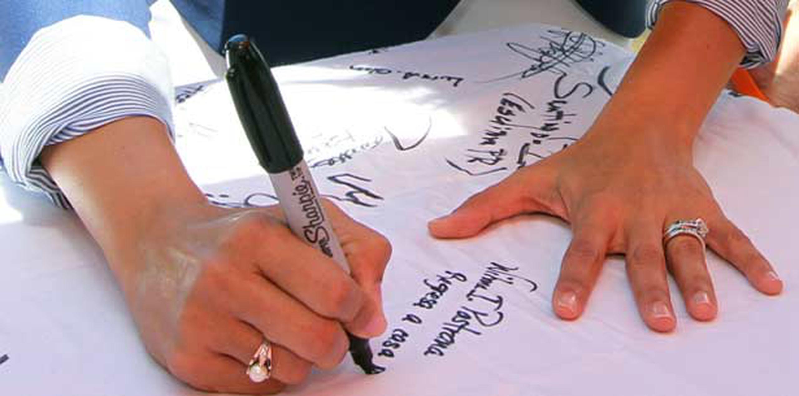 La imagen muestra una de las instancias en las que Pastrana Jiménez plasmó su firma solicitando el regreso a la isla del prisionero político junto al mensaje que lee "Regresa a casa pronto". (Facebook)
