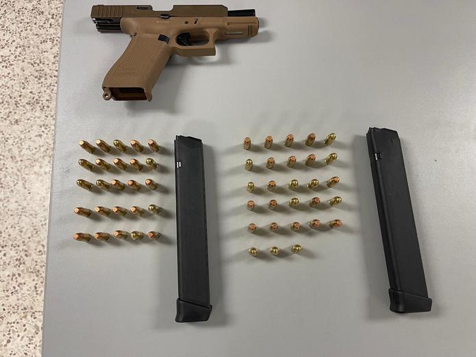 Se ocupó una pistola Glock de calibre 9 milímetros que estaba modificada para disparar como automática con dos cargadores durante un allanamiento en Hato Rey.