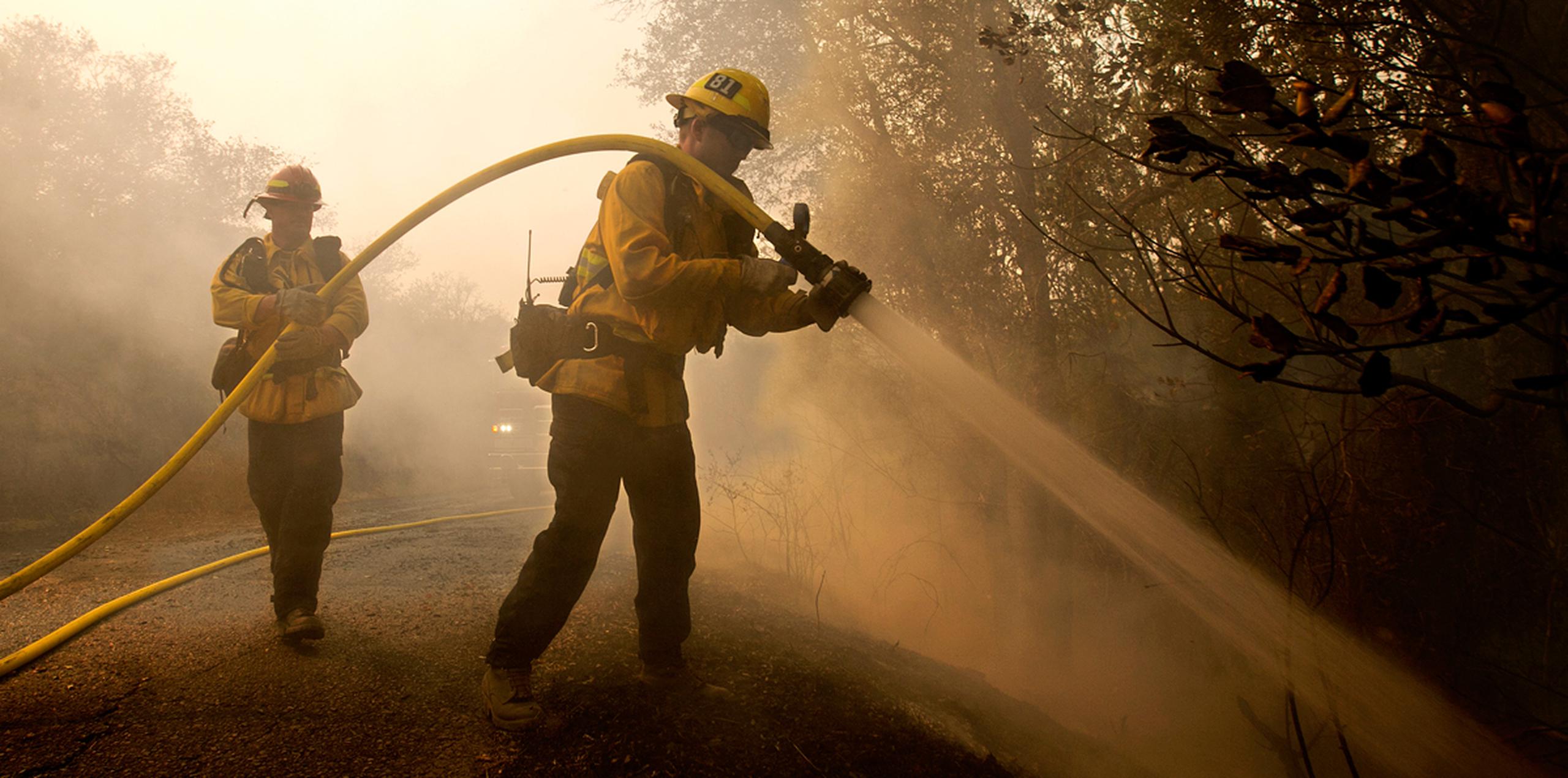 Sigue aumentando la cifra de muertes en California mientras continúan los incendios. (AP)