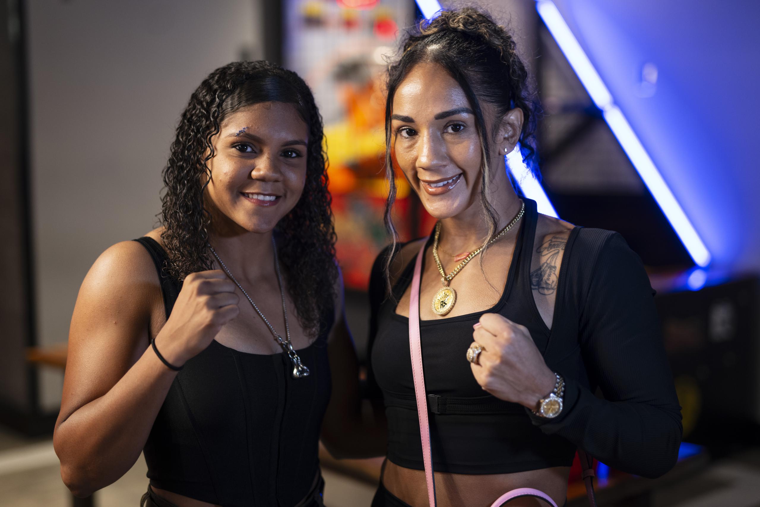 Krystal Rosado y Amanda Serrano posan para el lente de GFR Media en el Arena Medalla de Distrito T-Mobile en San Juan.