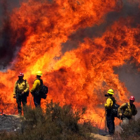 2,000 bomberos batallan el "Apple Fire" en California
