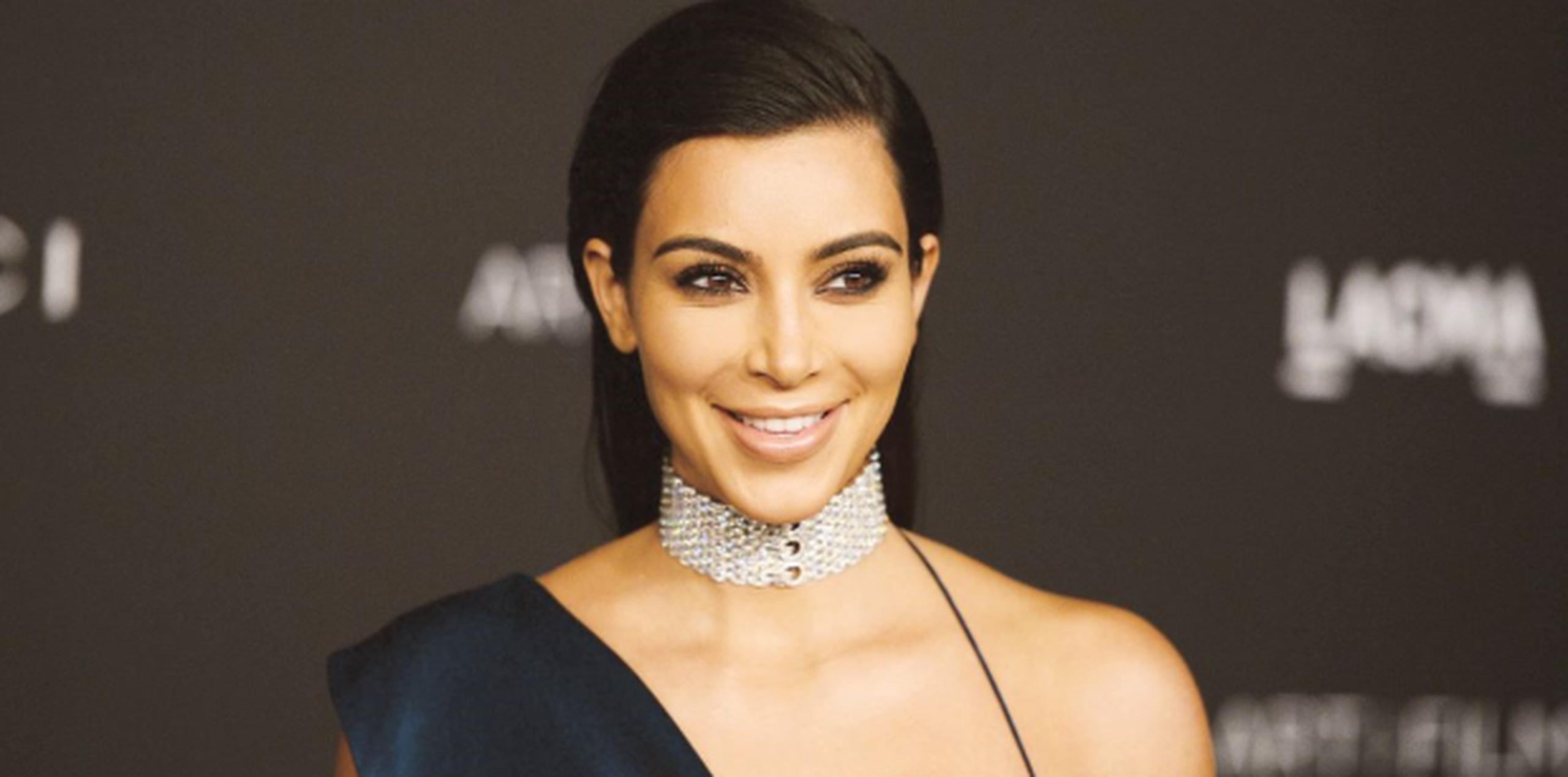 La esposa de Kanye West subió una foto en su cuentra de Instagram dejando sus pechos al descubierto casi en su totalidad y apoyados con cintas adhesivas en los lados. (Archivo)