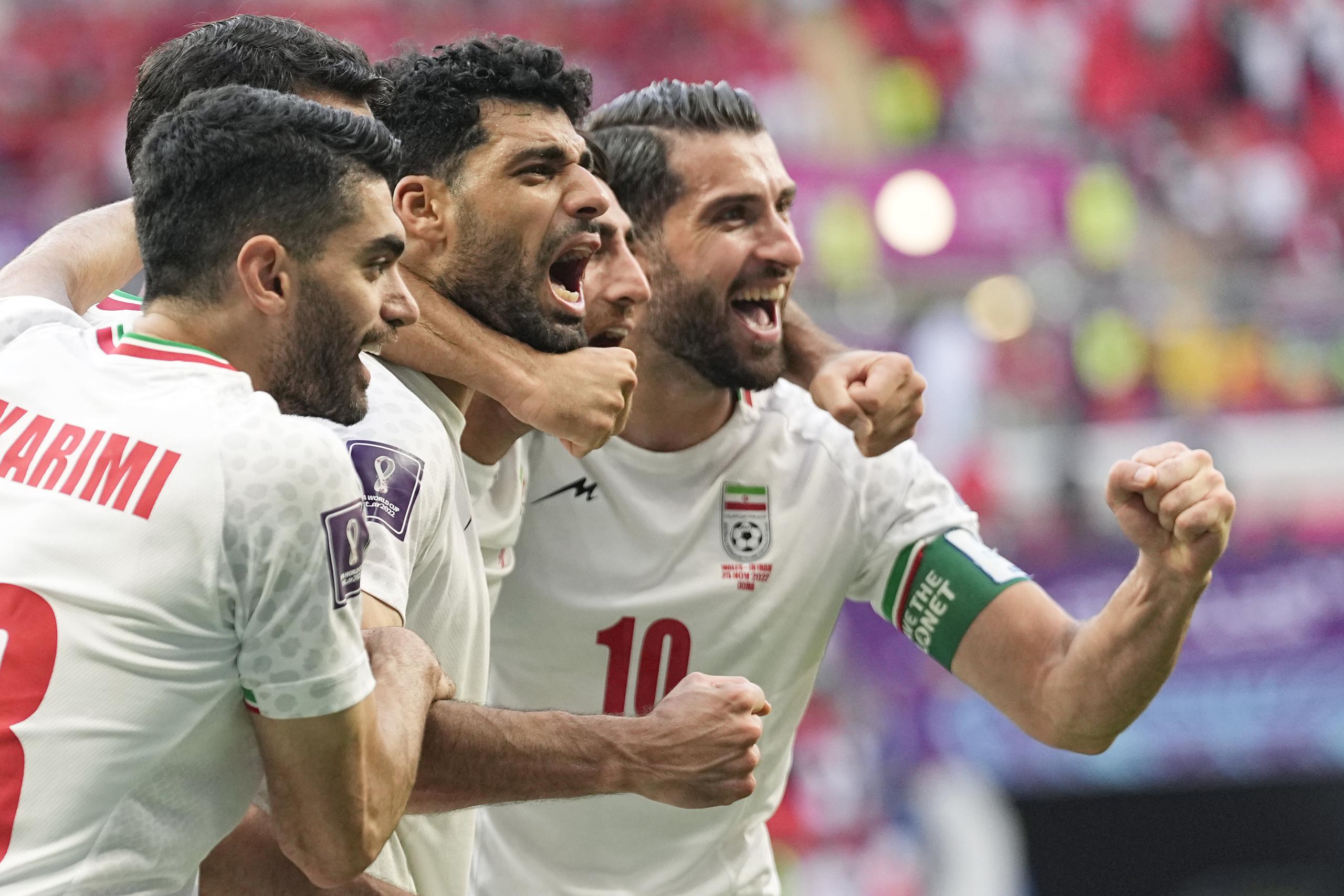 Los futbolistas de la selección iraní celebran su victoria en su partido del Grupo B del Mundial contra Gales, en el estadio Ahmad Bin Ali, en Rayán, Qatar, el 25 de noviembre de 2022. (AP Foto/Pavel Golovkin)