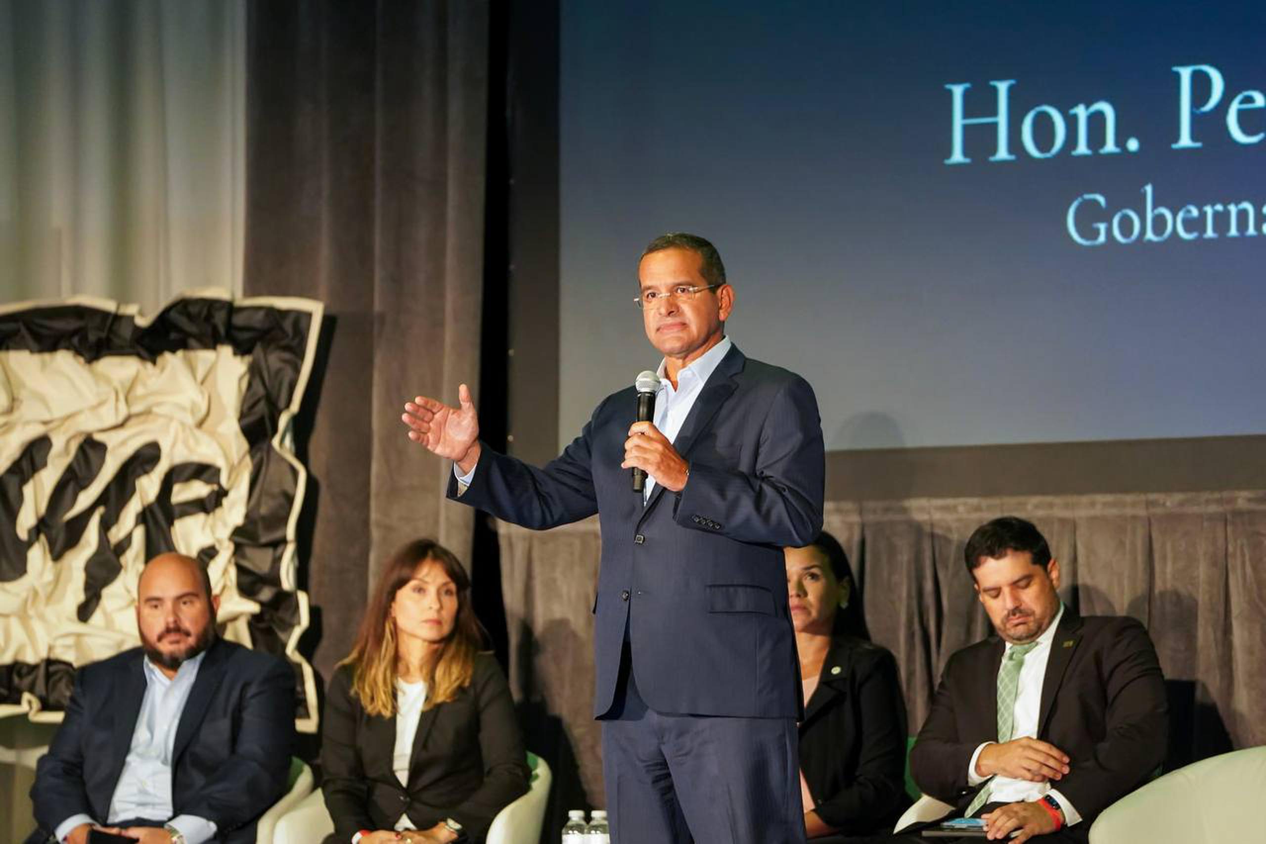 El gobernador Pedro Pierluisi ofrece un mensaje durante la convención de la Asociación de Contratistas Generales.