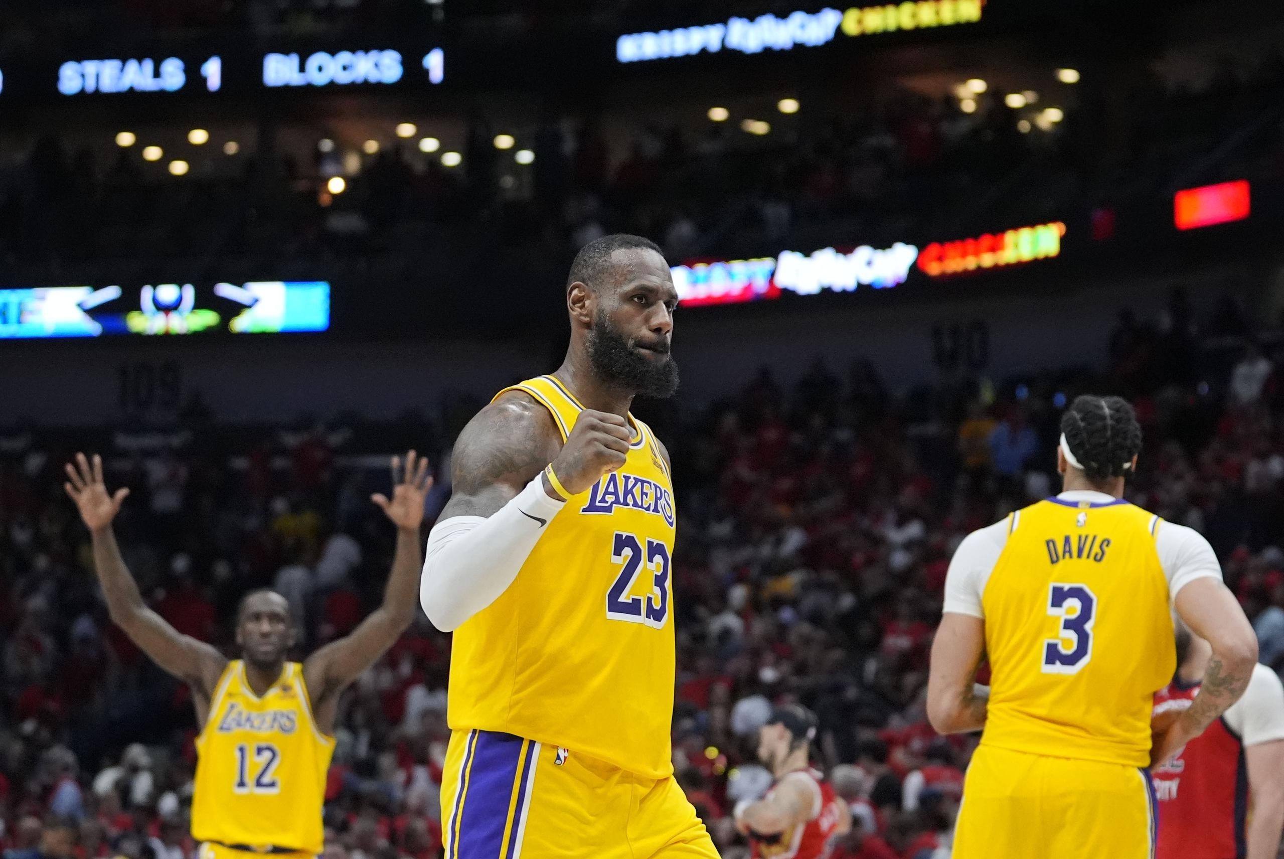 LeBron James, de los Lakers de Los Ángeles, al finalizar el encuentro contra los Pelicans de Nueva Orleans.