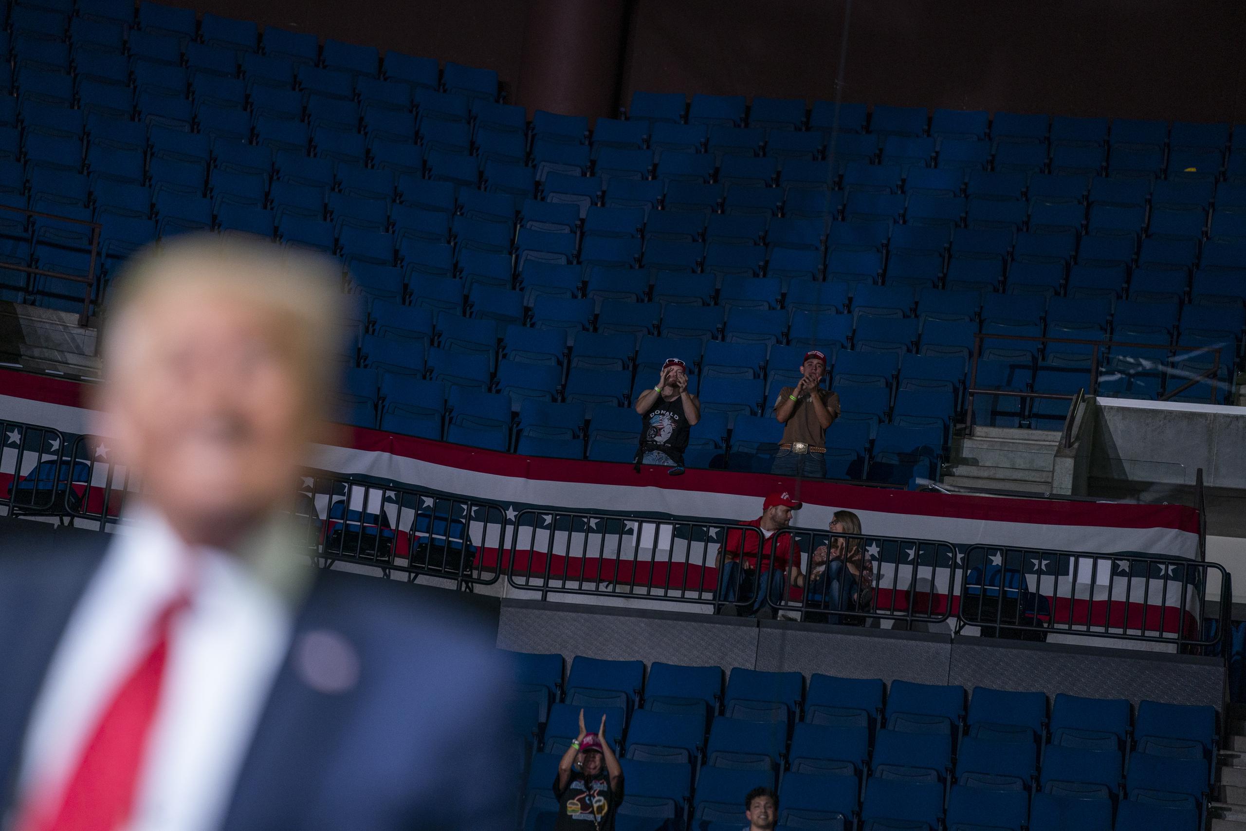Simpatizantes del presidente Donald Trump lo alientan durante un evento de campaña en el BOK Center, en Tulsa, Oklahoma