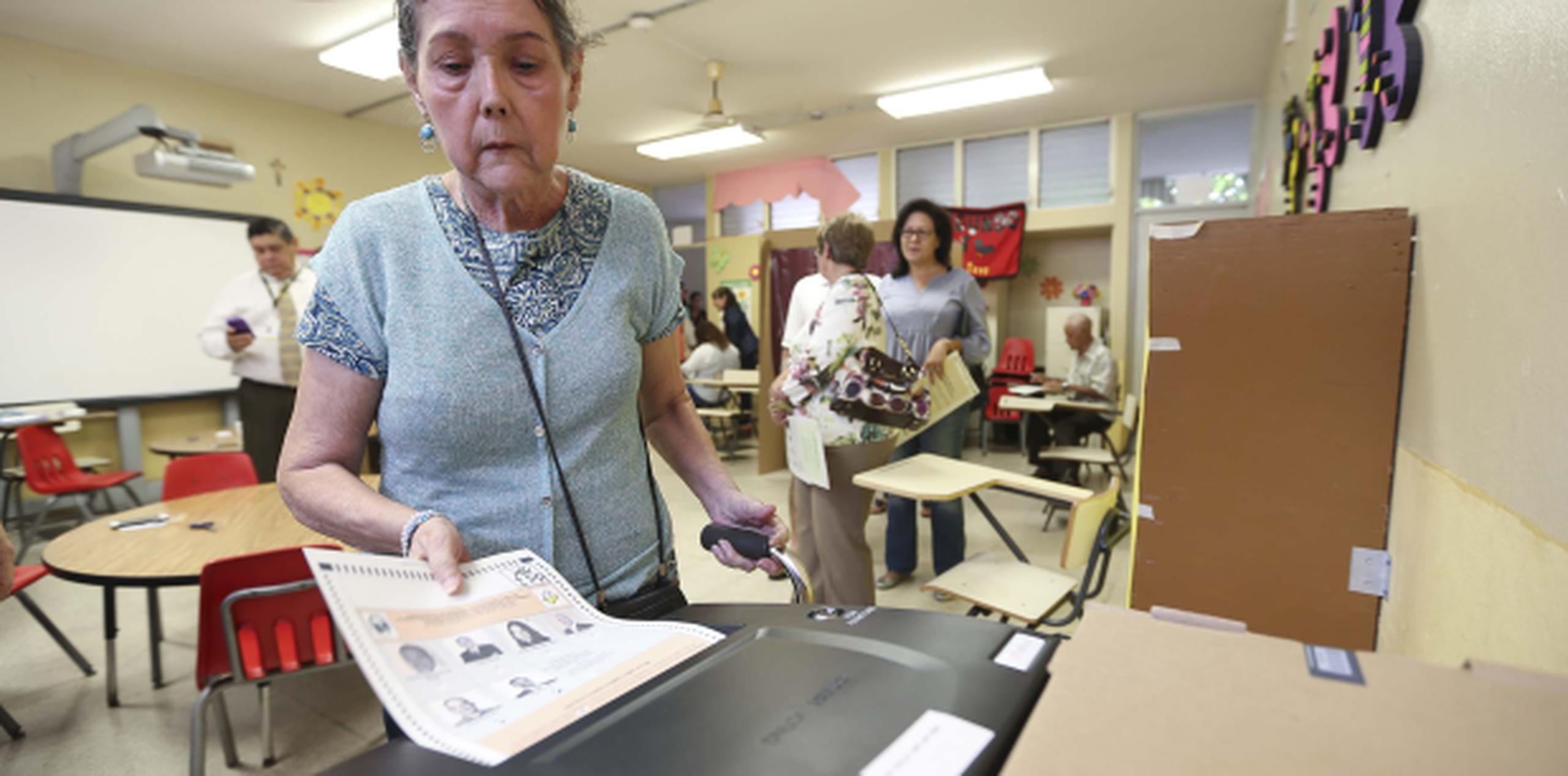Gloria Montilla vota en el colegio San José. (Wanda Liz Vega)