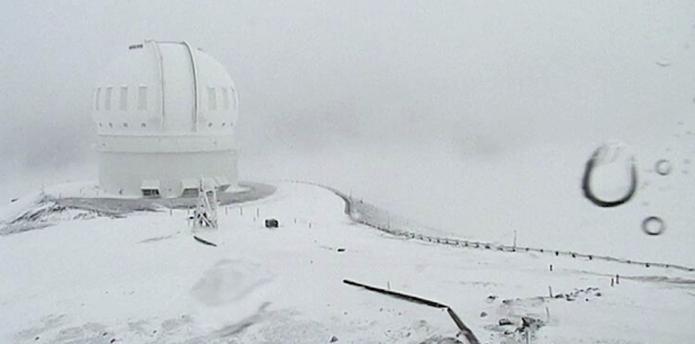 Vista del pico Mauna Kea afectado por la nevada. (Prensa Asociada)