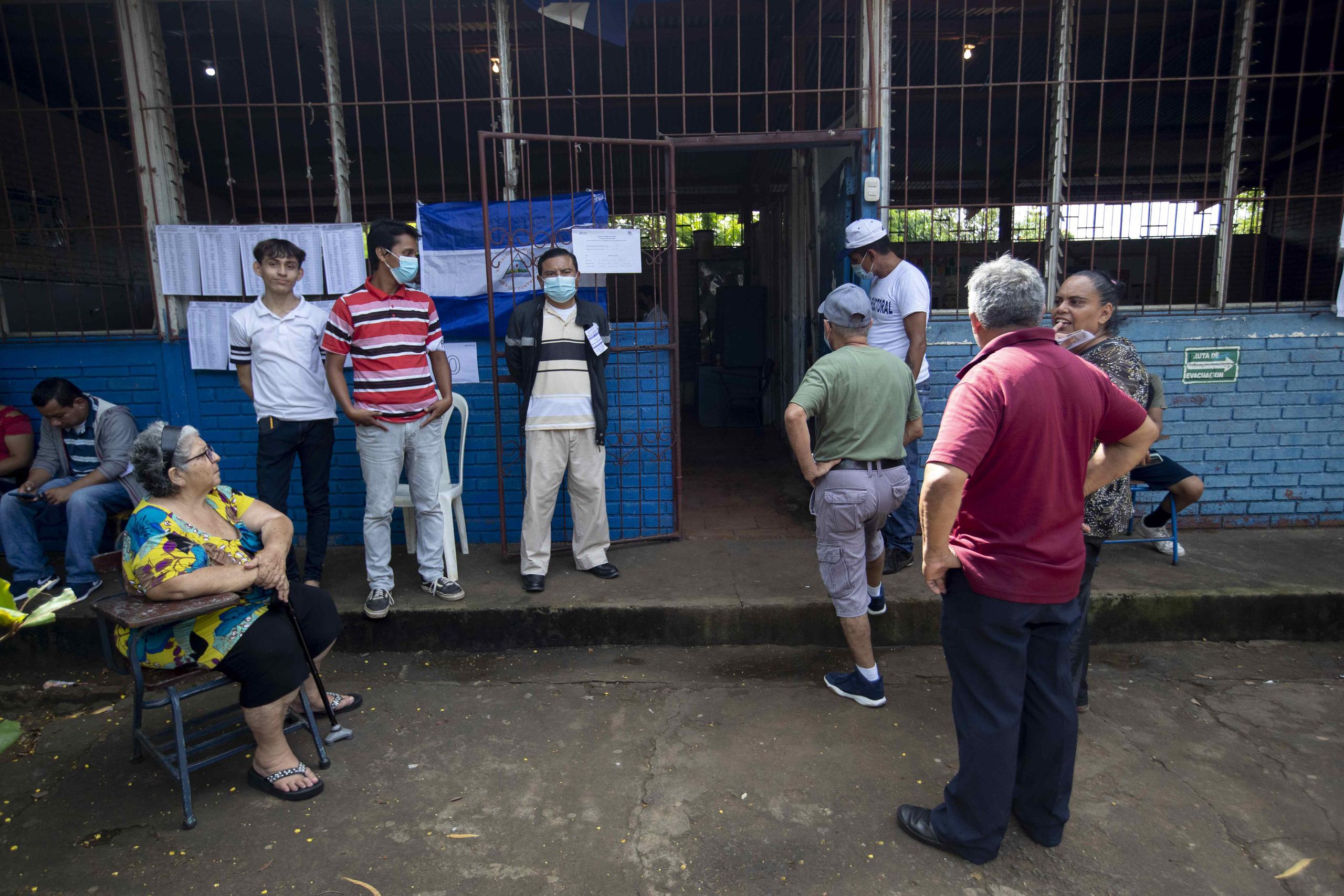 Un grupo de personas al esperar afuera de una junta receptora de votos (JRV), durante las elecciones municipales nicaragüenses, en Managua, en Nicaragua. (EFE/Jorge Torres)