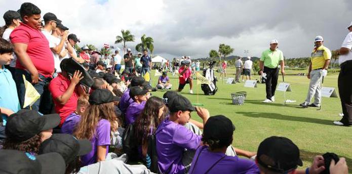 Iván Rodríguez y Rafa Campos ofrecieron una clínica de golf a niños y niñas como preámbulo al torneo. (juan.martinez@gfrmedia.com)