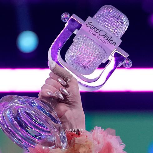 ¿Por qué el ganador de Eurovisión rompió su trofeo en tarima?