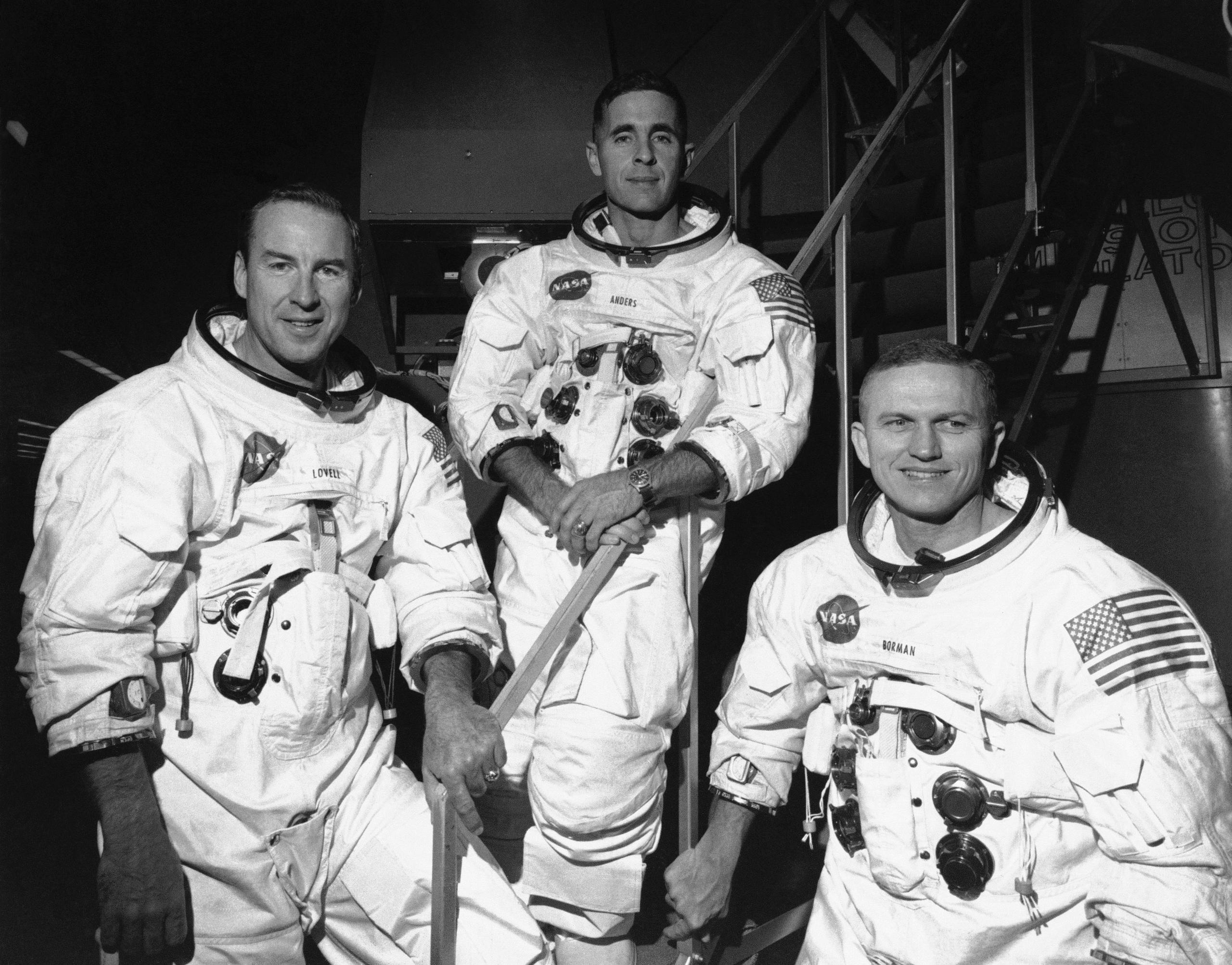 De izquierda a derecha, James Lovell, comandante de vuelo del Apolo 8, William Anders, piloto del modulo lunar y Frank Borman, comandante de la misión.