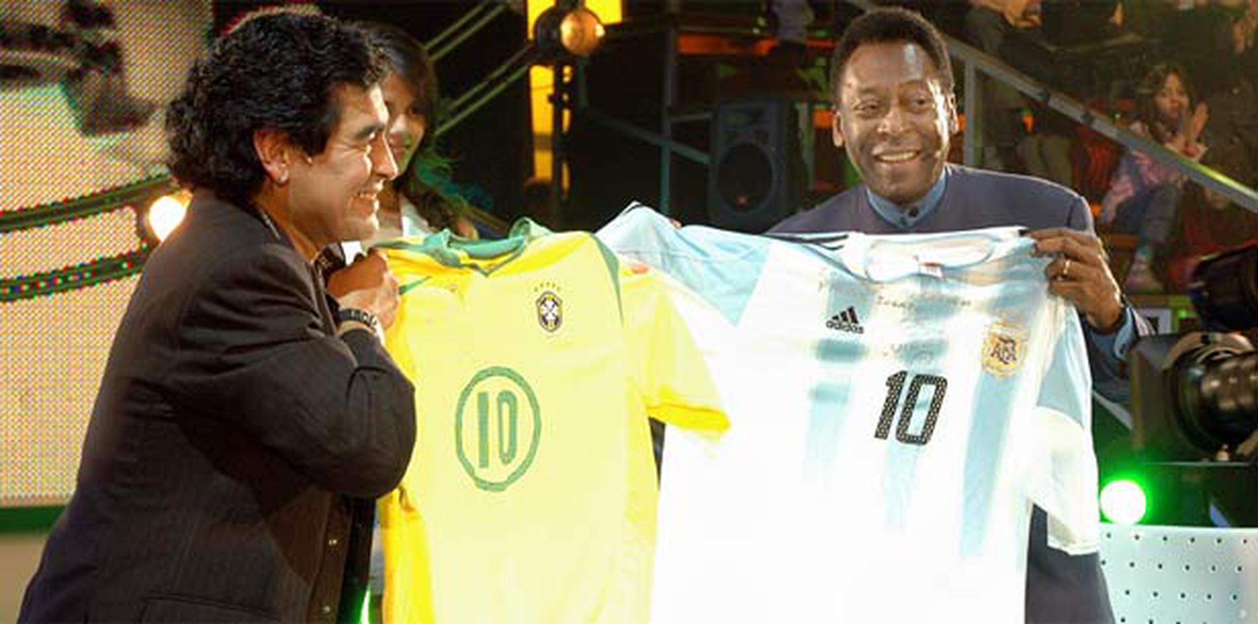 Los futbolistas Maradona y Pelé utilizaron el número 10. (Archivo)