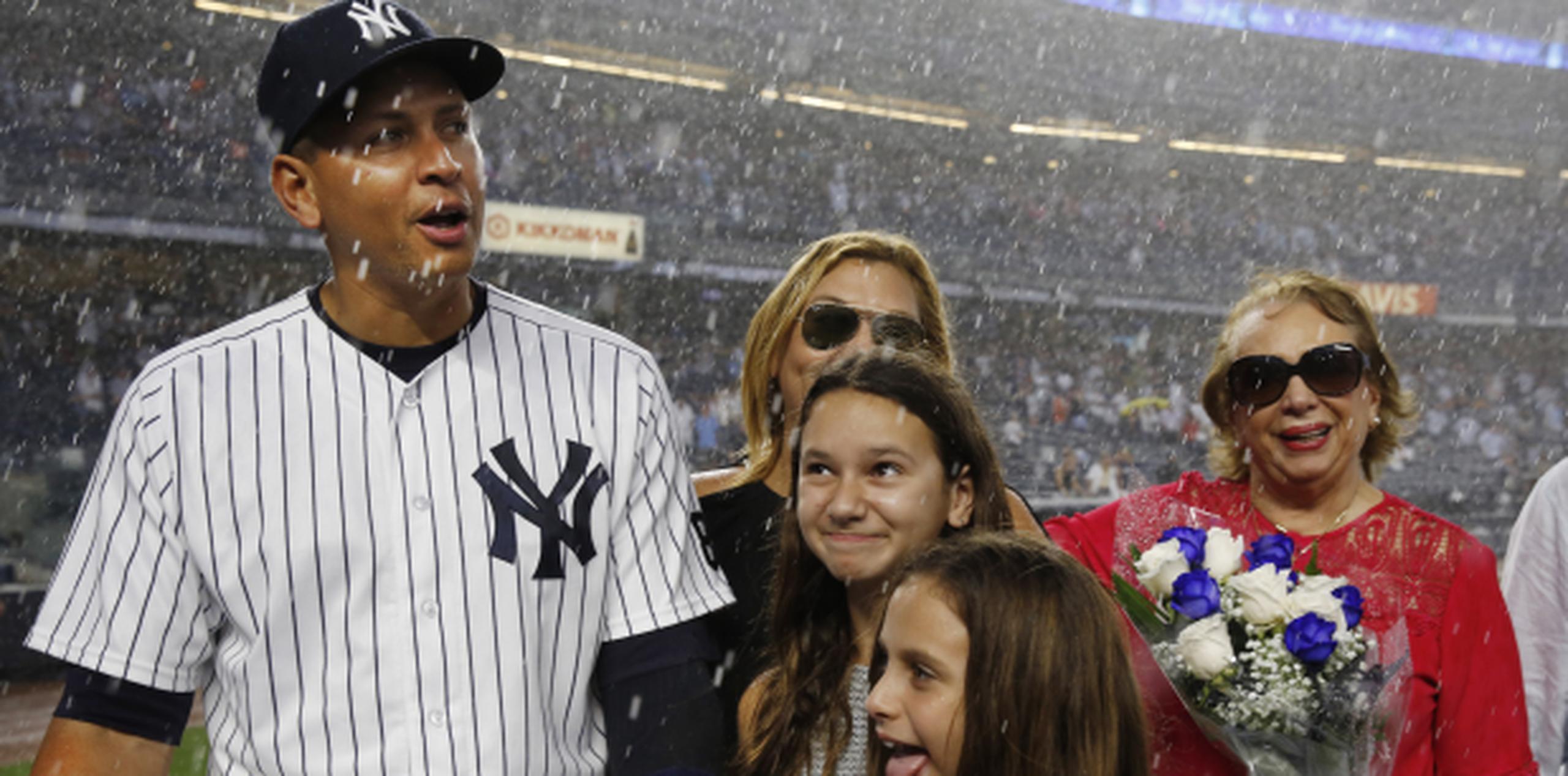 Rodríguez recibió honores junto a sus hijas bajo la lluvia. (Prensa Asociada)