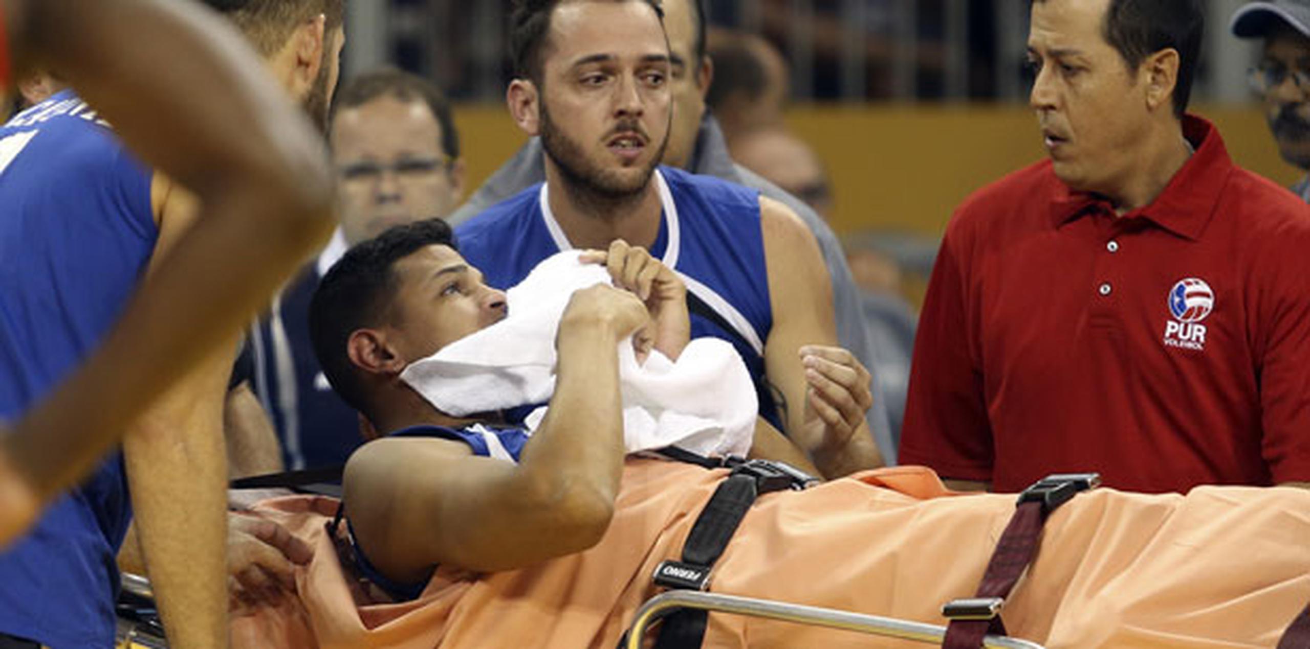 Steven Morales sufrió anoche una lesión de tobillo derecho durante el tercer set del partido de cuartos de final contra Cuba. (juan.martinez@gfrmedia)