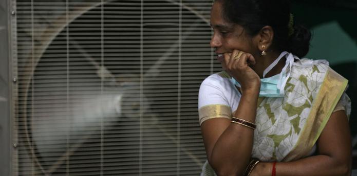 En India, donde está mujer se refresca con un abanico, han muerto sobre 2,000 personas a consecuencia del calor. (AP)
