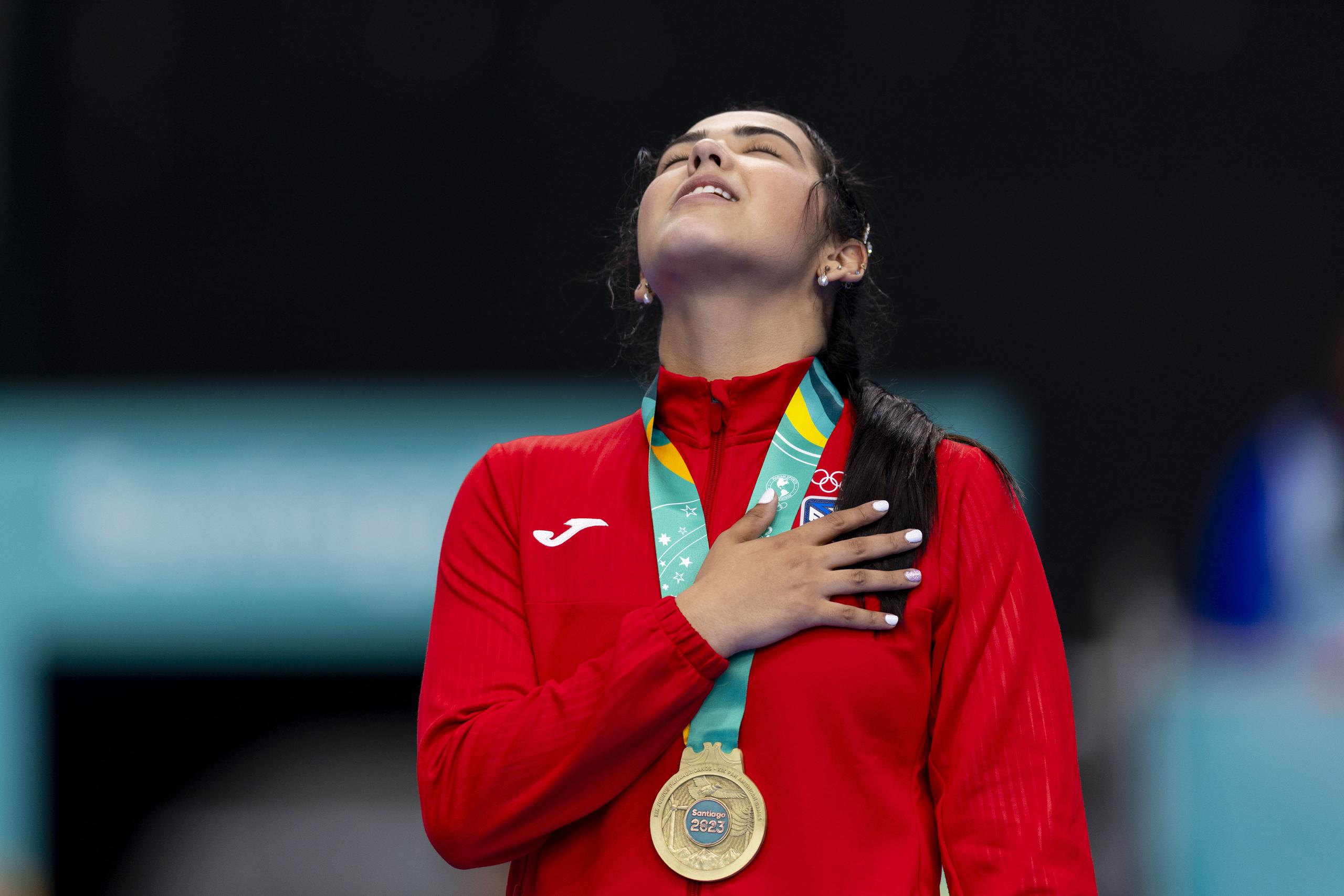 Adriana Díaz, aquí emocionada con su medalla en los Juegos Panamericanos Santiago 2023 sobre la brasileña Bruna Takahashi, está clasificada a las Olimpiadas de París por el criterio del ranking.