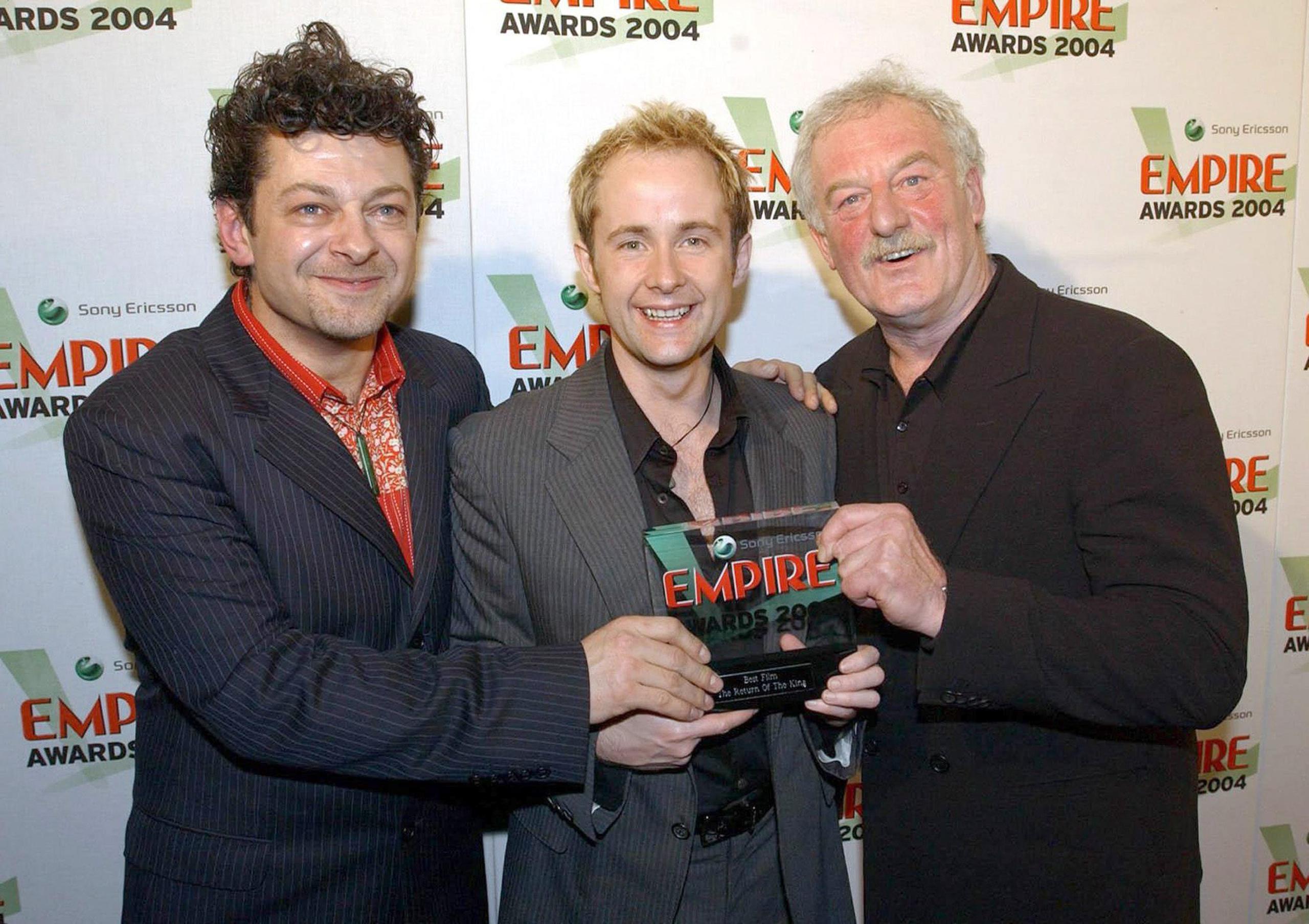El actor Bernard Hill (D) junto a los intérpretes Andy Serkis (I) y Billy Boyd (C), en una imagen de archivo durante el estreno de 