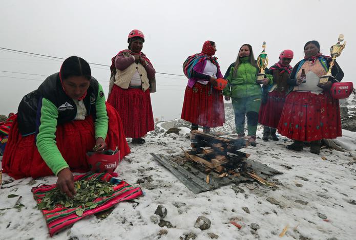 Varias mujeres aimaras, conocidas como las cholitas escaladoras "Bolivia Climbing", posan tras jugar fútbol a 5.000 metros de altitud en el nevado Huayna Potosí, el 15 de septiembre de 2021, en Milluni (Bolivia). EFE/Martín Alipaz
