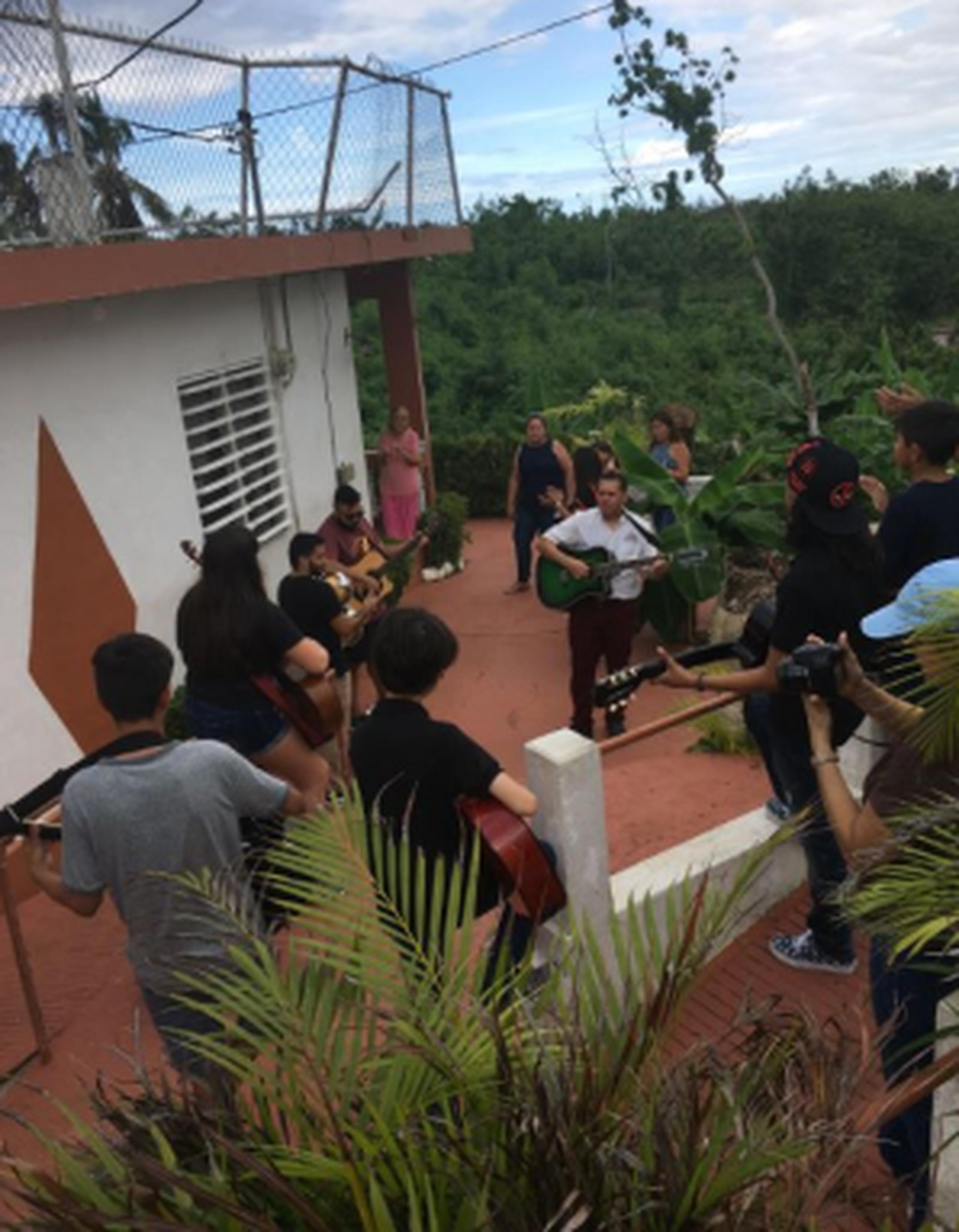 Un contingente de jóvenes músicos marcó el ritmo de varias melodías navideñas y así fue como se activó la gente del sector La Praa, en el barrio Dominguito, donde causó estragos el huracán María. (Suministrada)