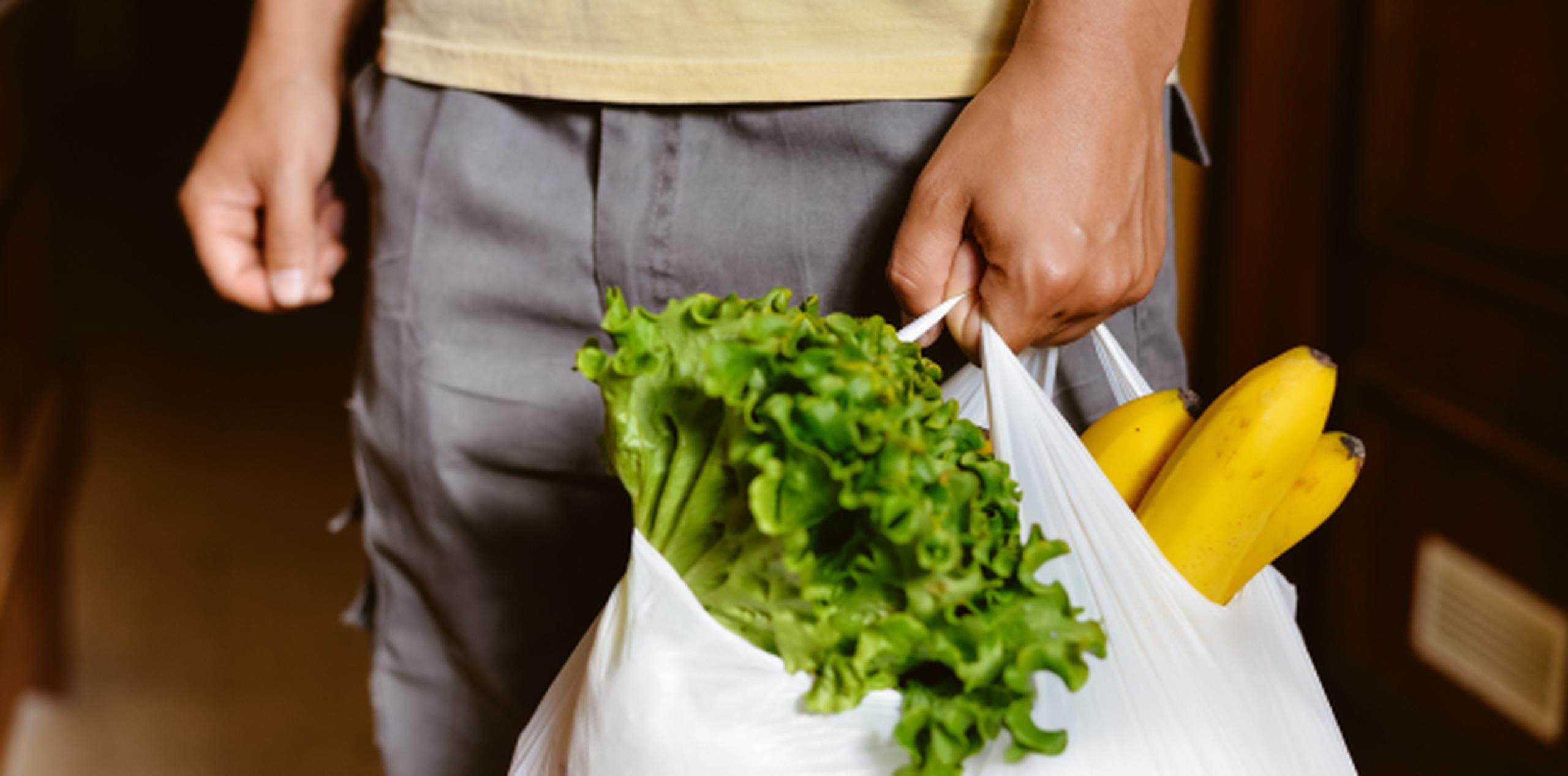 Hoy arrancan las penalidades a los comerciantes que despachen bolsas plásticas. (Shutterstock)
