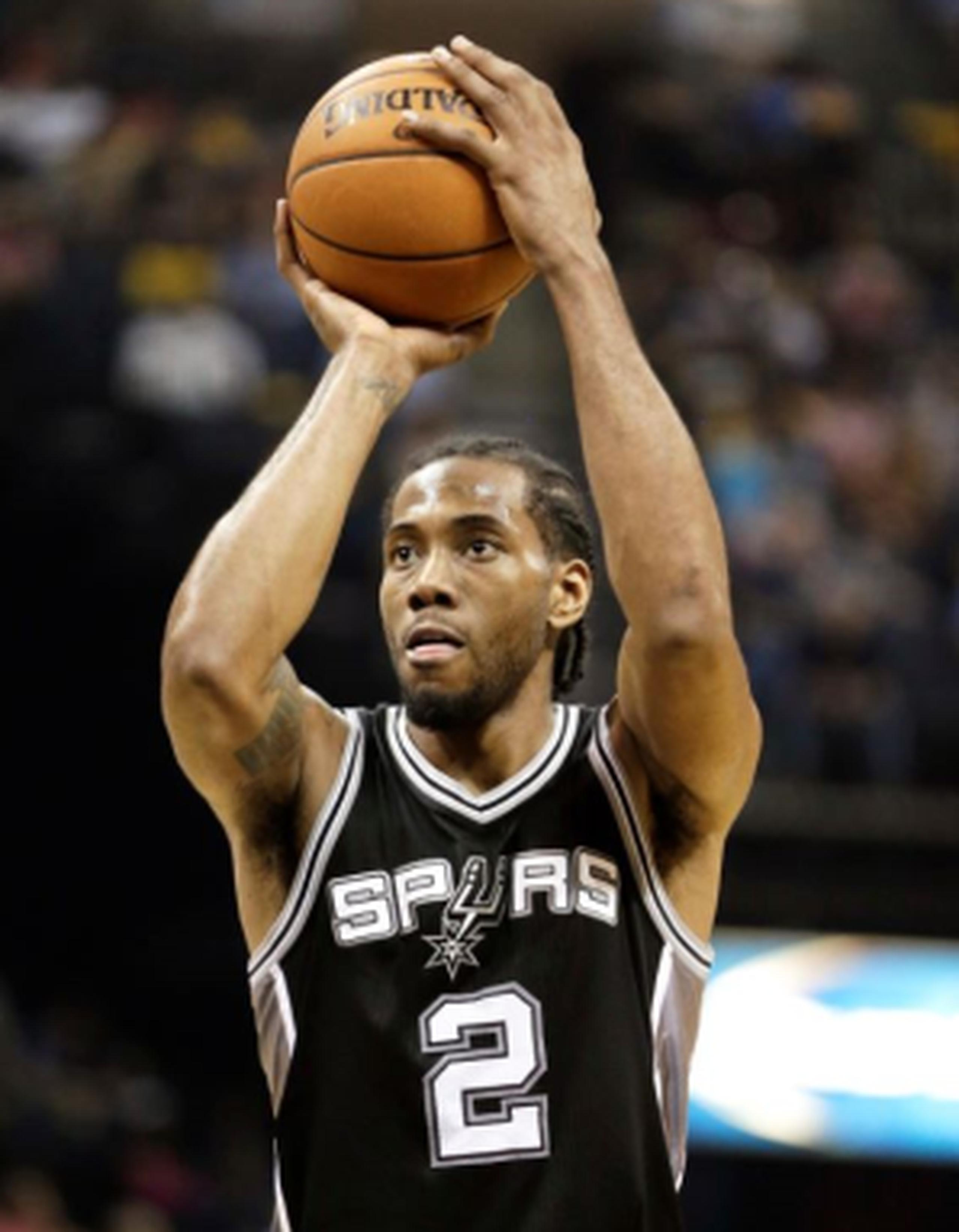 El alero de 24 años de los Spurs de San Antonio, Kawhi Leonard, fue seleccionado hoy de manera unánime como el Jugador Defensivo del Año 2015-16 de la NBA. (AP)