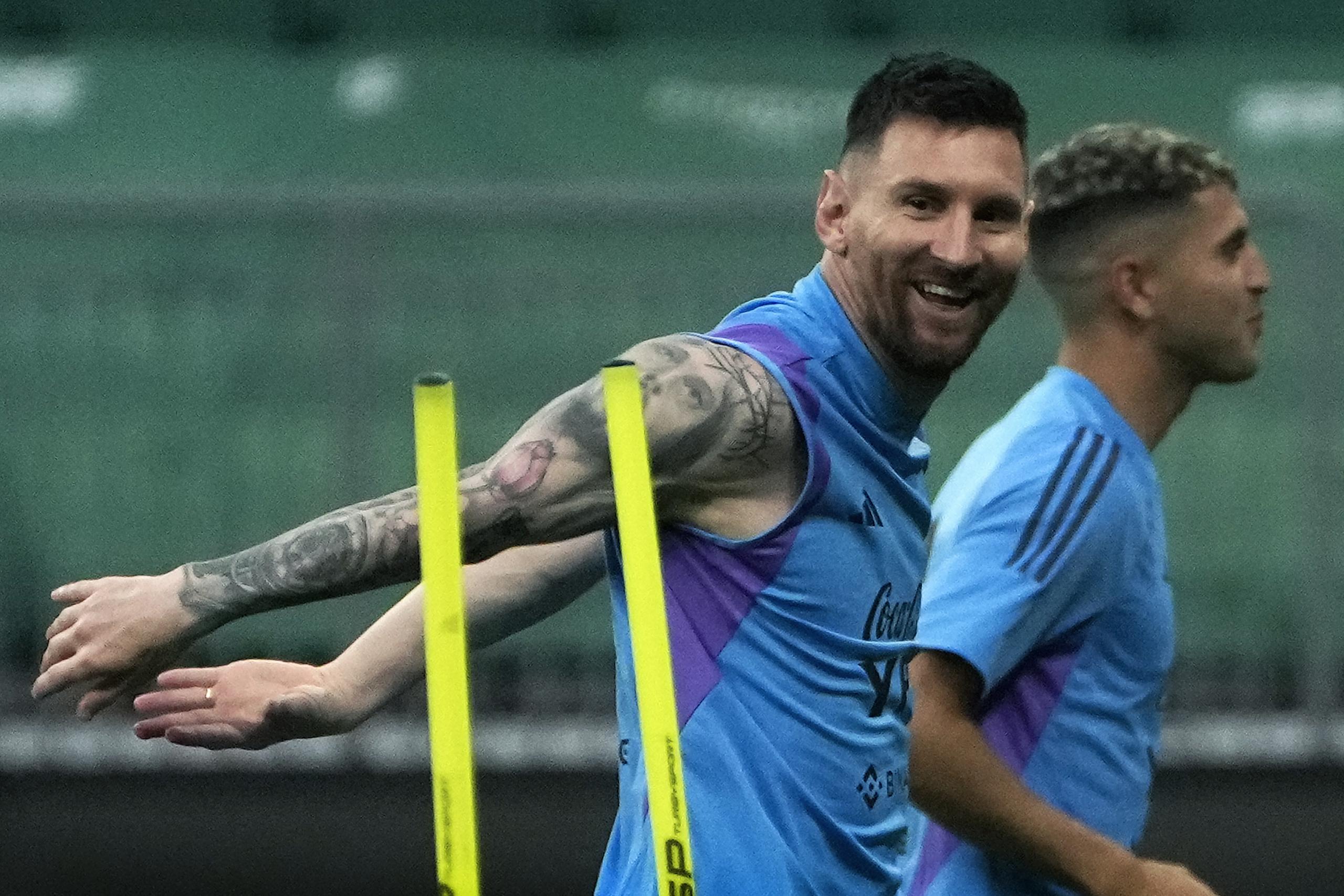 Lionel Messi sonríe durante un entrenamiento con la selección de Argentina, el miércoles 14 de junio de 2023, en Beijing (AP Foto/Andy Wong)