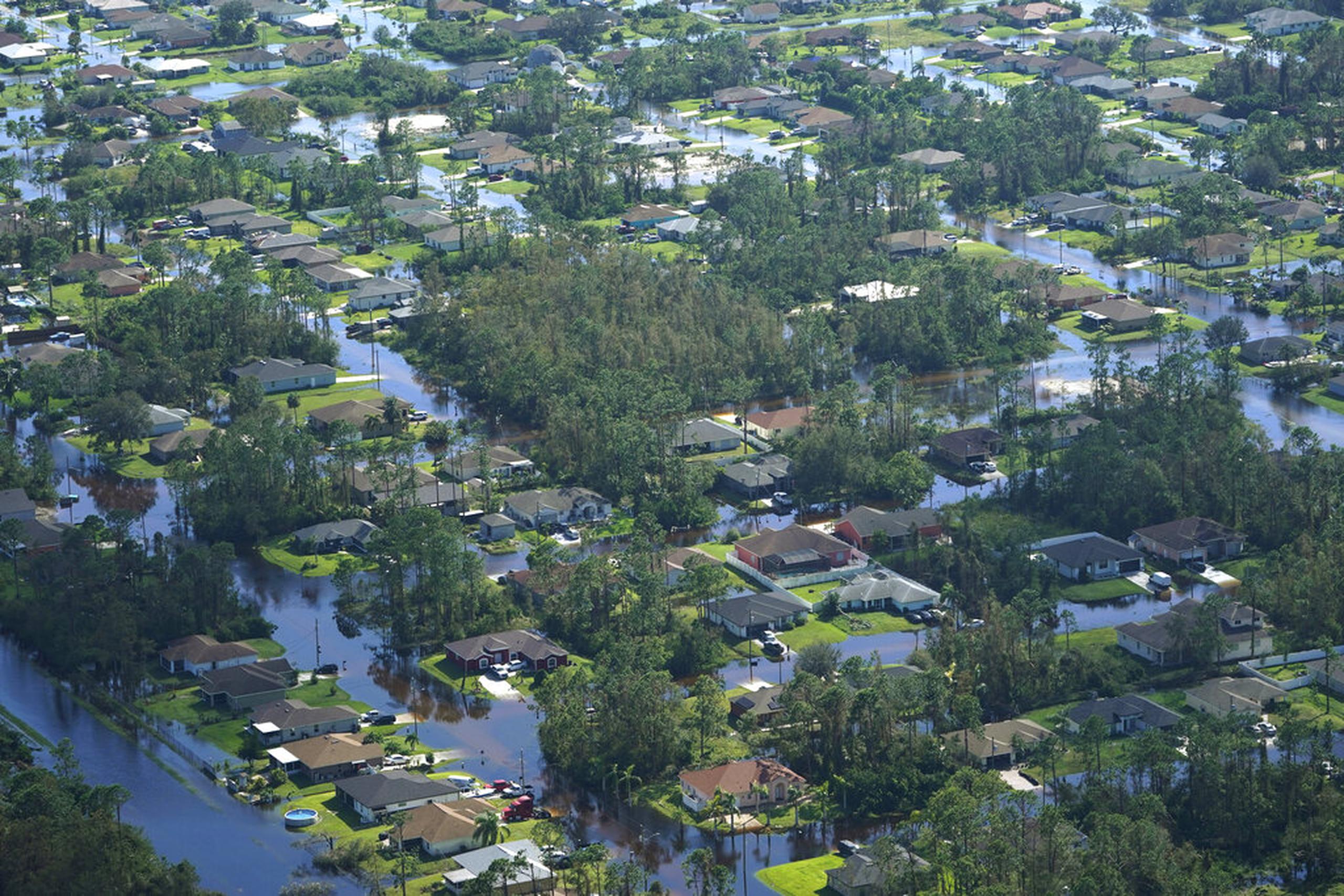 Casas rodeadas por las inundaciones causadas por el huracán Ian, el 29 de septiembre de 2022, en Fort Myers, Florida.