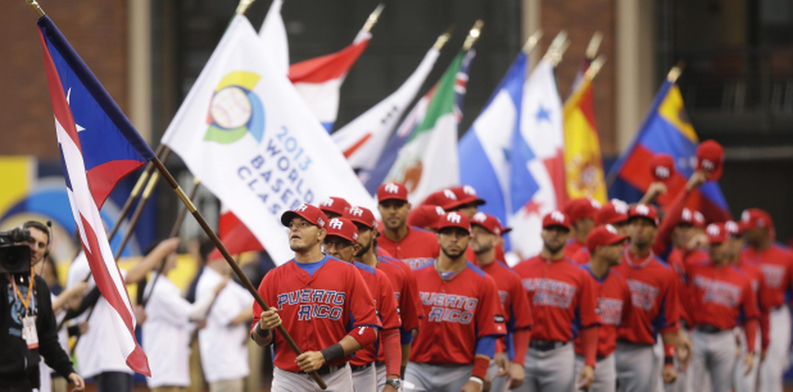 En marzo de 2013, Yadier Molina llevó la bandera de Puerto Rico seguido por miembros del equipo antes de su juego ante República Dominicana en las finales del campeonato del Clásico Mundial de Béisbol. (Archivo)