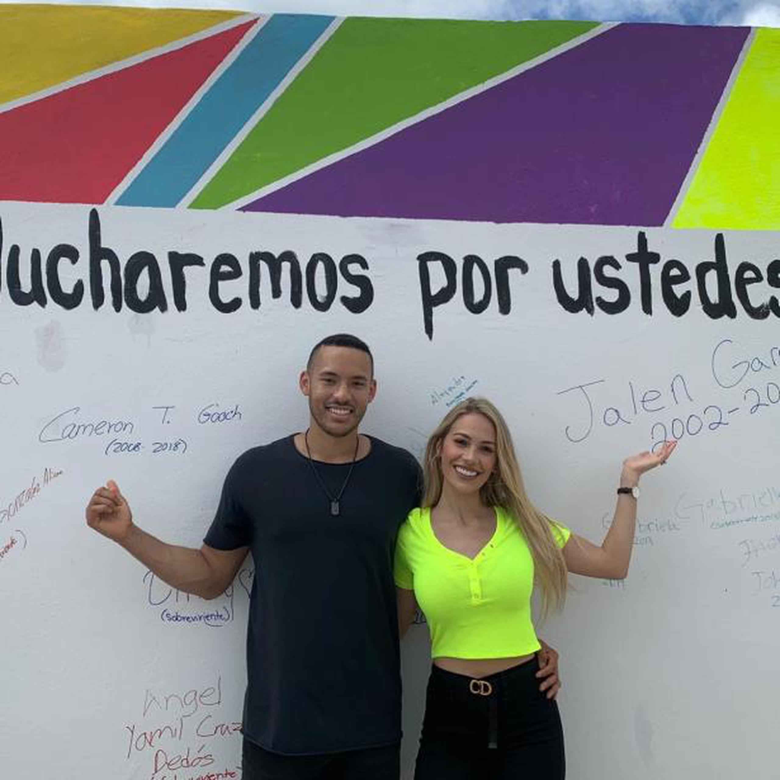 El pelotero Carlos Correa y su esposa Daniella Rodríguez escribieron los primeros dos nombres en el mural que está dedicado para colocar nombres de niños y niñas que luchan contra el cáncer o han morido por él. (Sandra Torres)