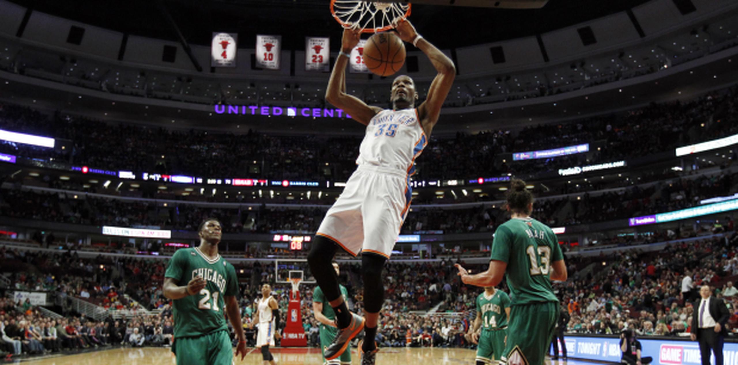 Durant totalizó 35 puntos y 12 rebotes en el duelo en que el Thunder venció 97-85 a Chicago. (AP/Jeff Haynes)