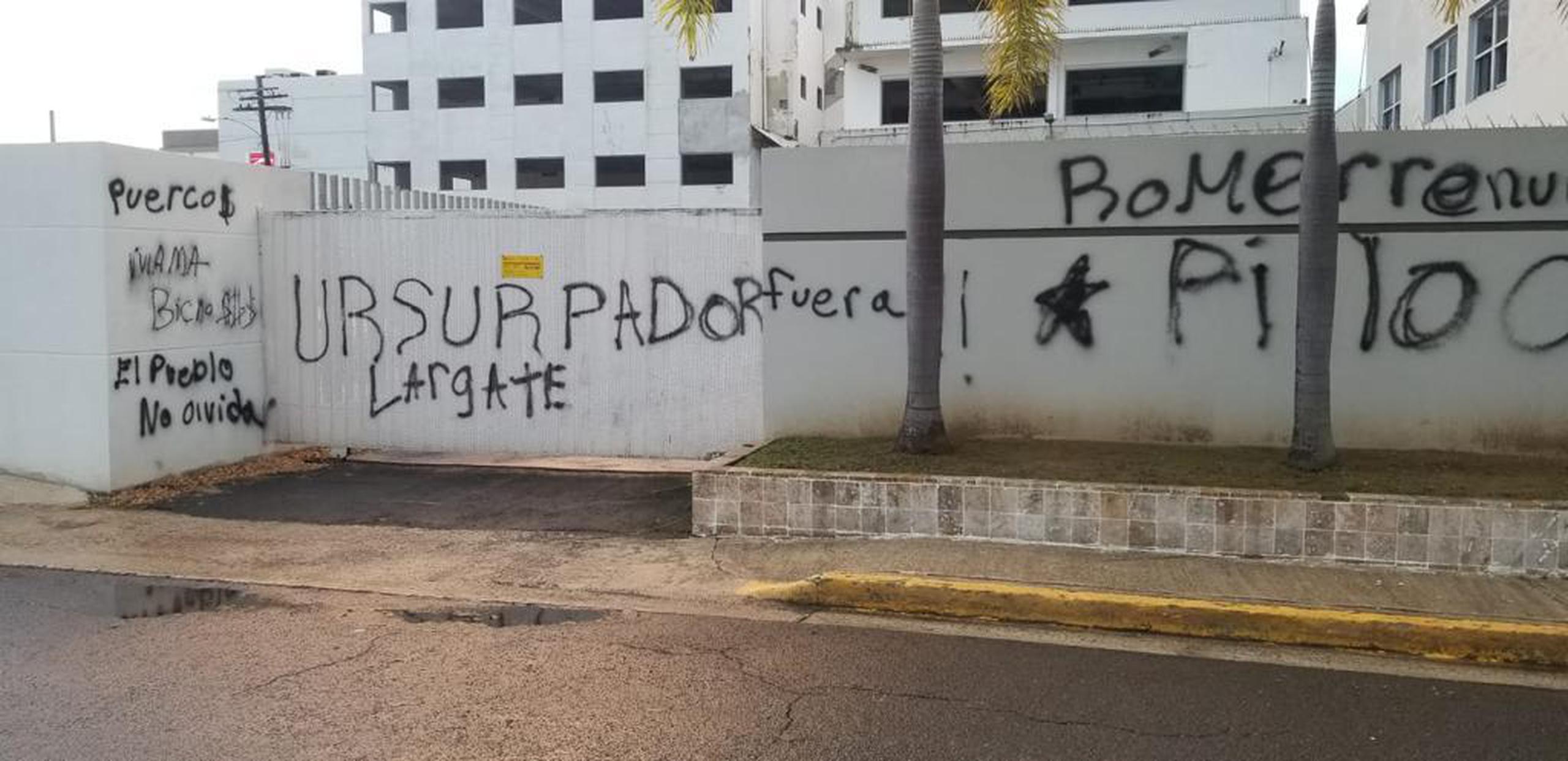 El antiguo comité de campaña del alcalde de San Juan, Miguel Romero, fue vandalizado con mensajes que fueron pintados con aerosol por un individuo que fue arrestado.