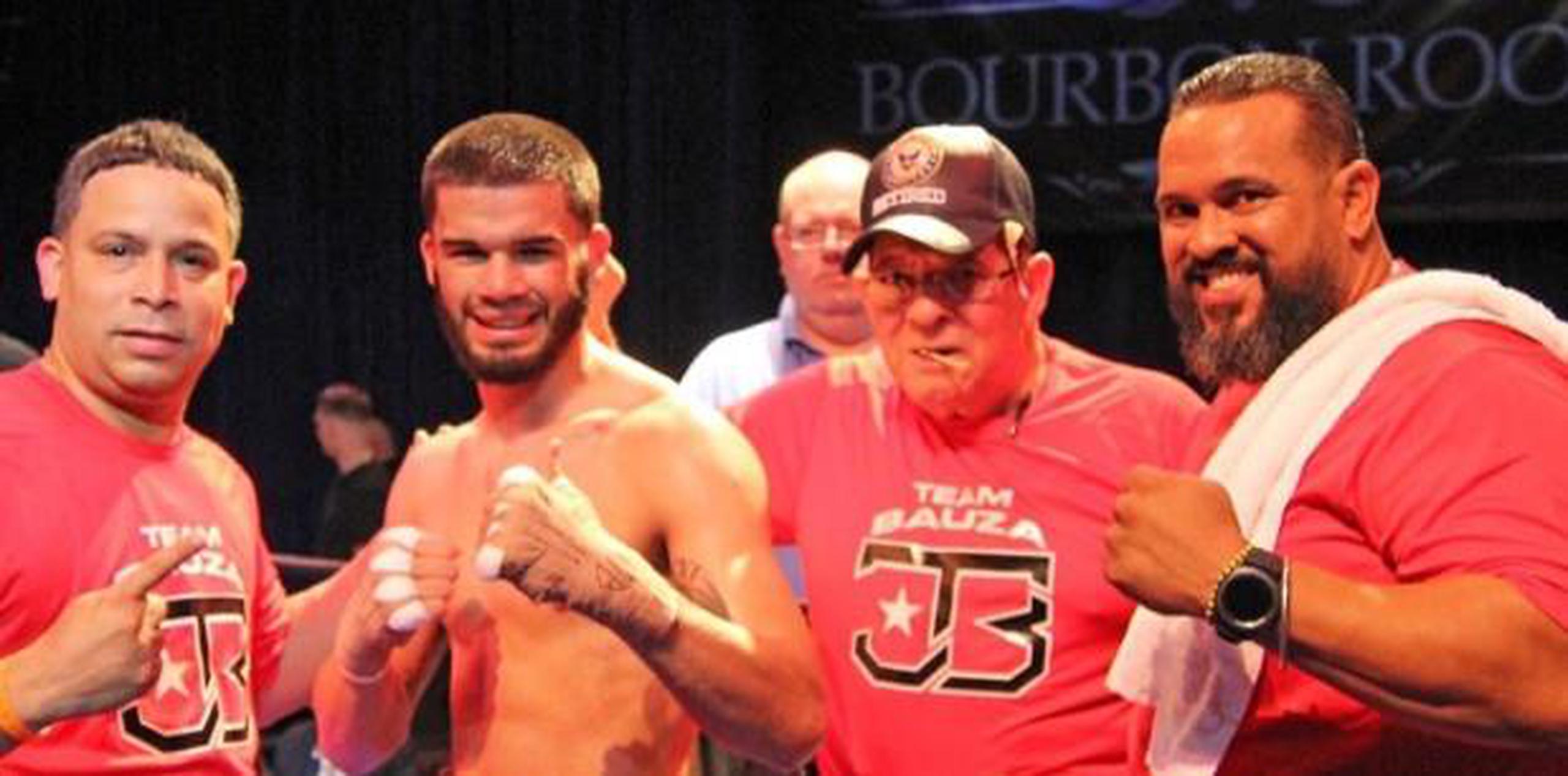 Manny Siaca salió de un retiro de tres años para asistir el joven boxeador John Bauzá en una reciente pelea. (Suministrada)