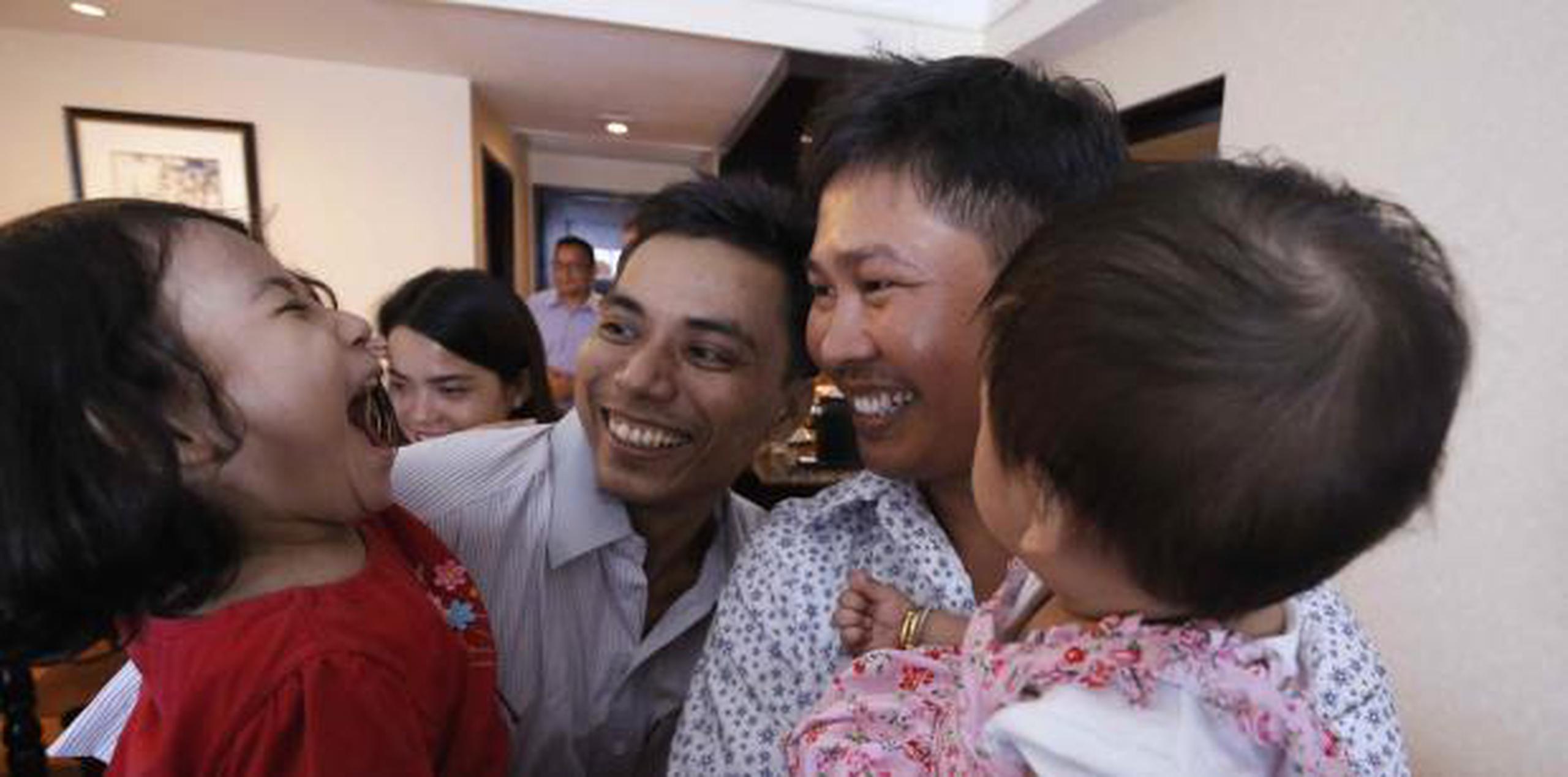 Los reporteros de Reuters Wa Lone y Kyaw Soe Oo celebraron con sus hijos luego de ser liberados de la prisión. (Reuters / Ann Wang / Pool / AP)