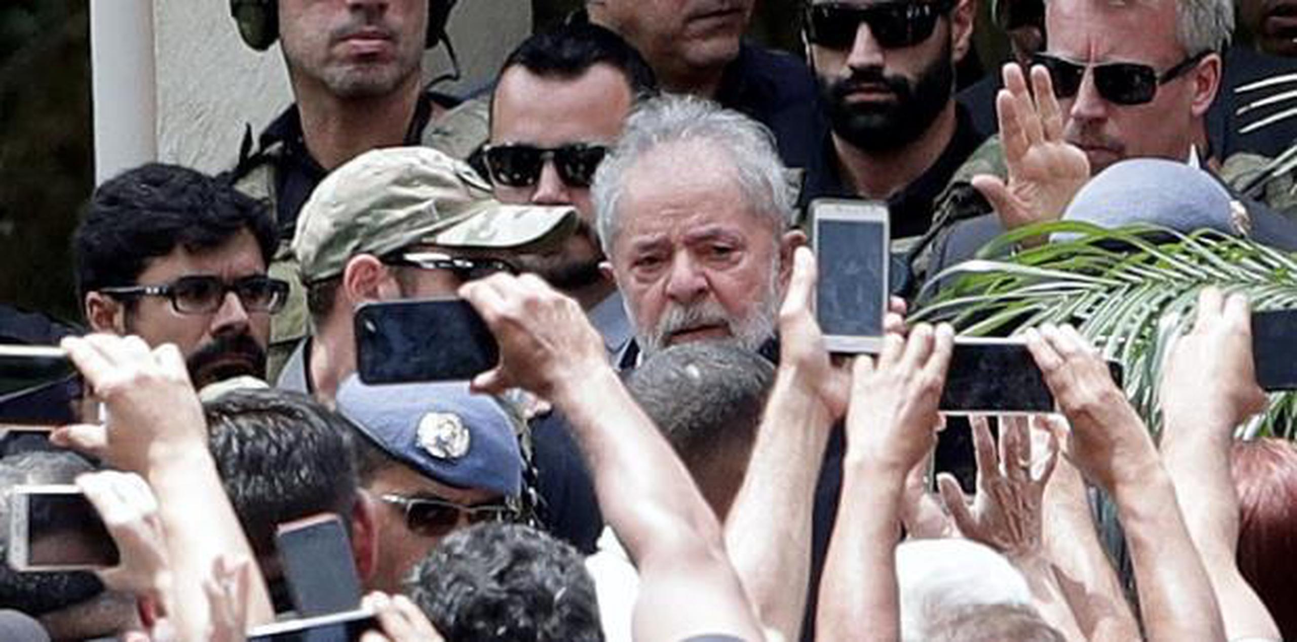 Foto del momento que salió para asistir al funeral de su nieto. (EFE/ Fernando Bizerra)