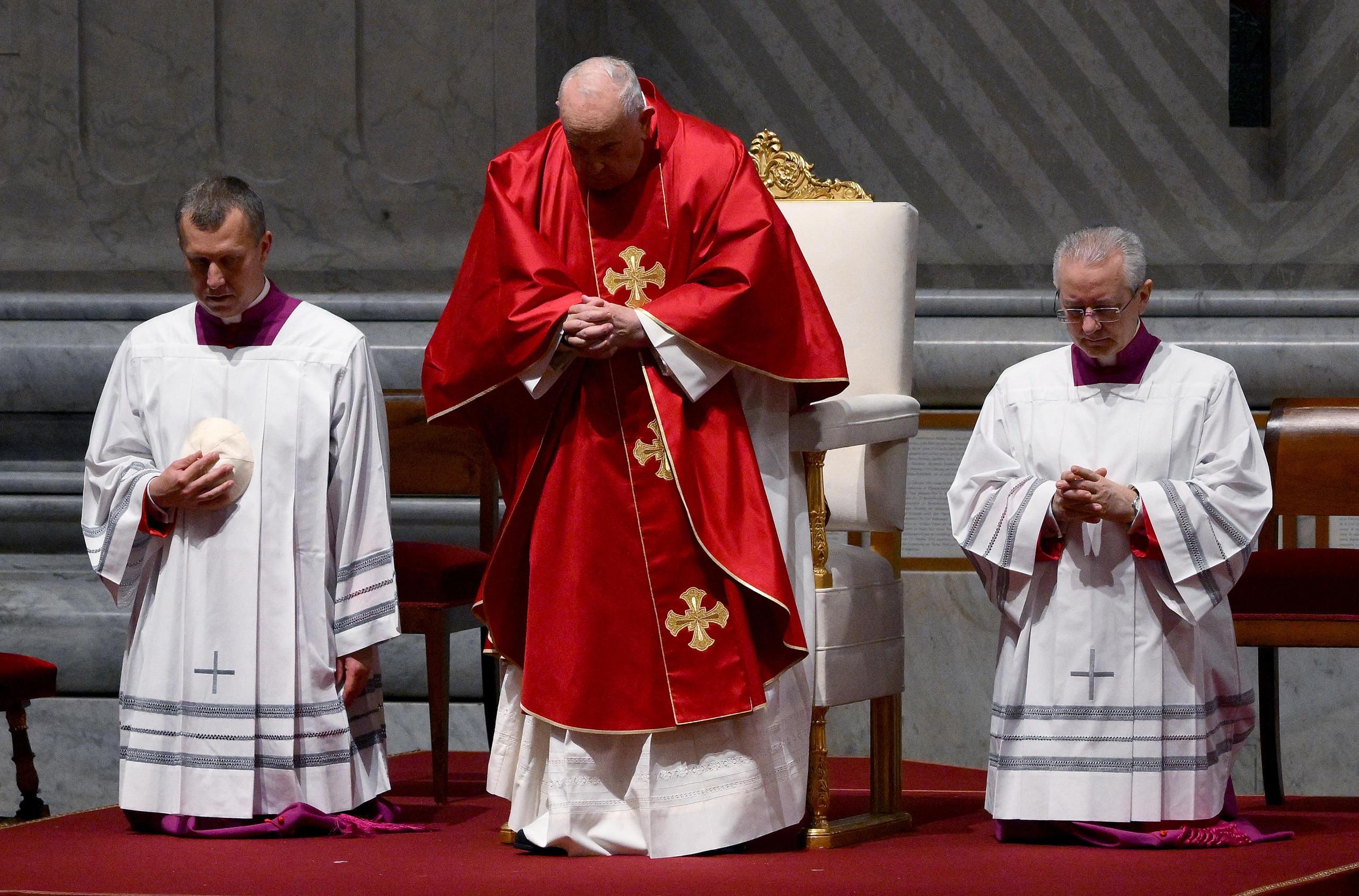El Papa Francisco (en el centro) celebra la Misa del Viernes Santo por la Pasión del Señor en la Basílica de San Pedro en el Vaticano, Ciudad del Vaticano, 29 de marzo de 2024. (EFE/EPA/ETTORE FERRARI)