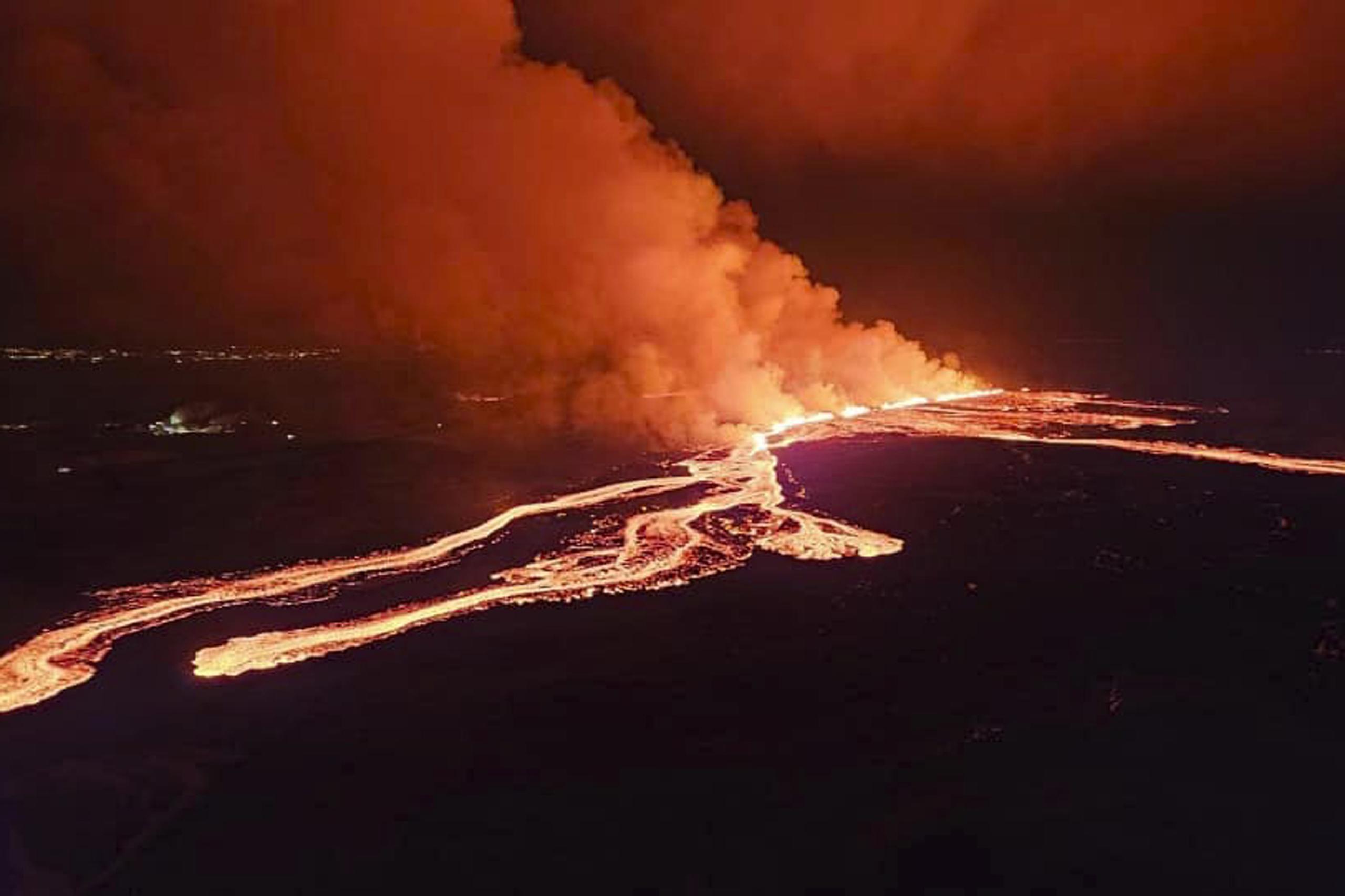 Esta imagen proporcionada por la Defensa Civil Islandesa muestra una erupción de lava entre las montañas Hagafell y Stóri-Skógfell, islandia, el sábado 16 de marzo de 2024. (Defensa Civil Islandesa via AP)
