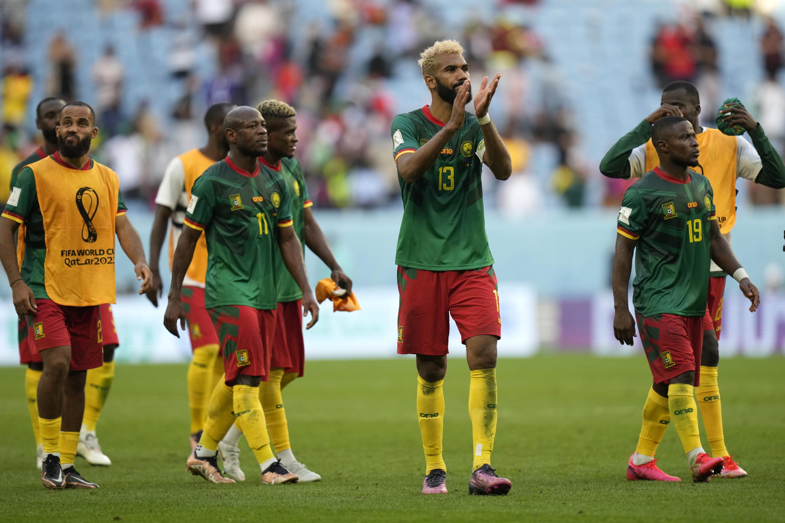 Los jugadores de Camerún aplauden al final de su partido del Grupo G del Mundial entre Camerún y Serbia, en el estadio Al Janoub en Al Wakrah, Qatar, el 28 de noviembre de 2022. (AP Foto/Francisco Seco)